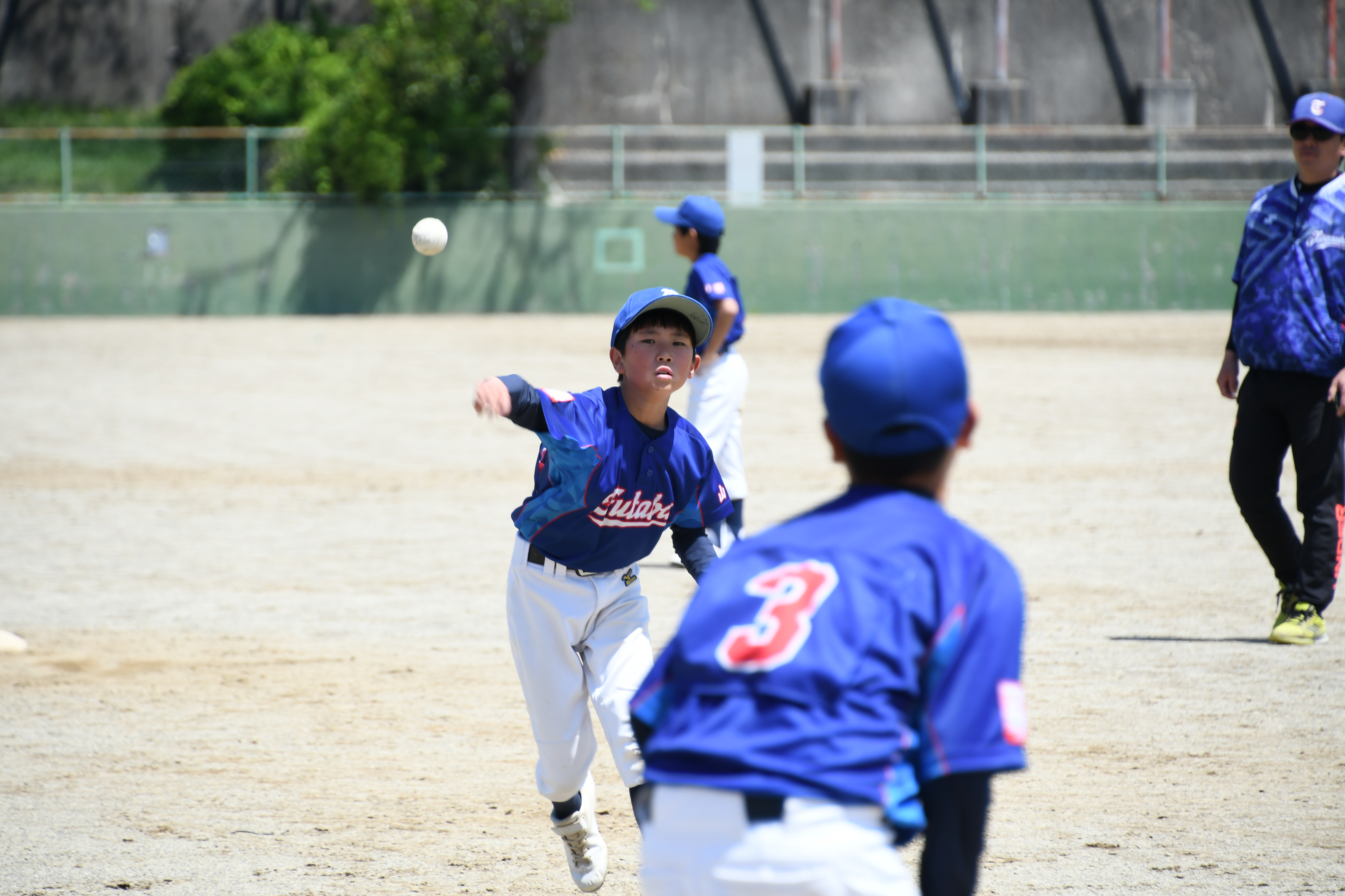 送球をする選手2