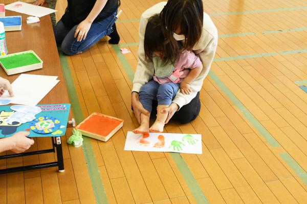 スタンプで手形と足型をとります１