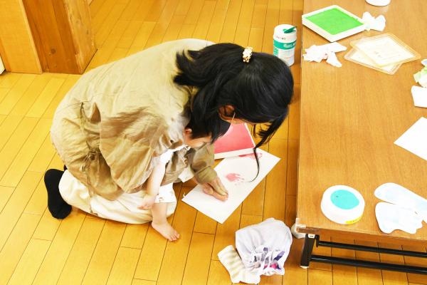 スタンプで手形と足型をとります２