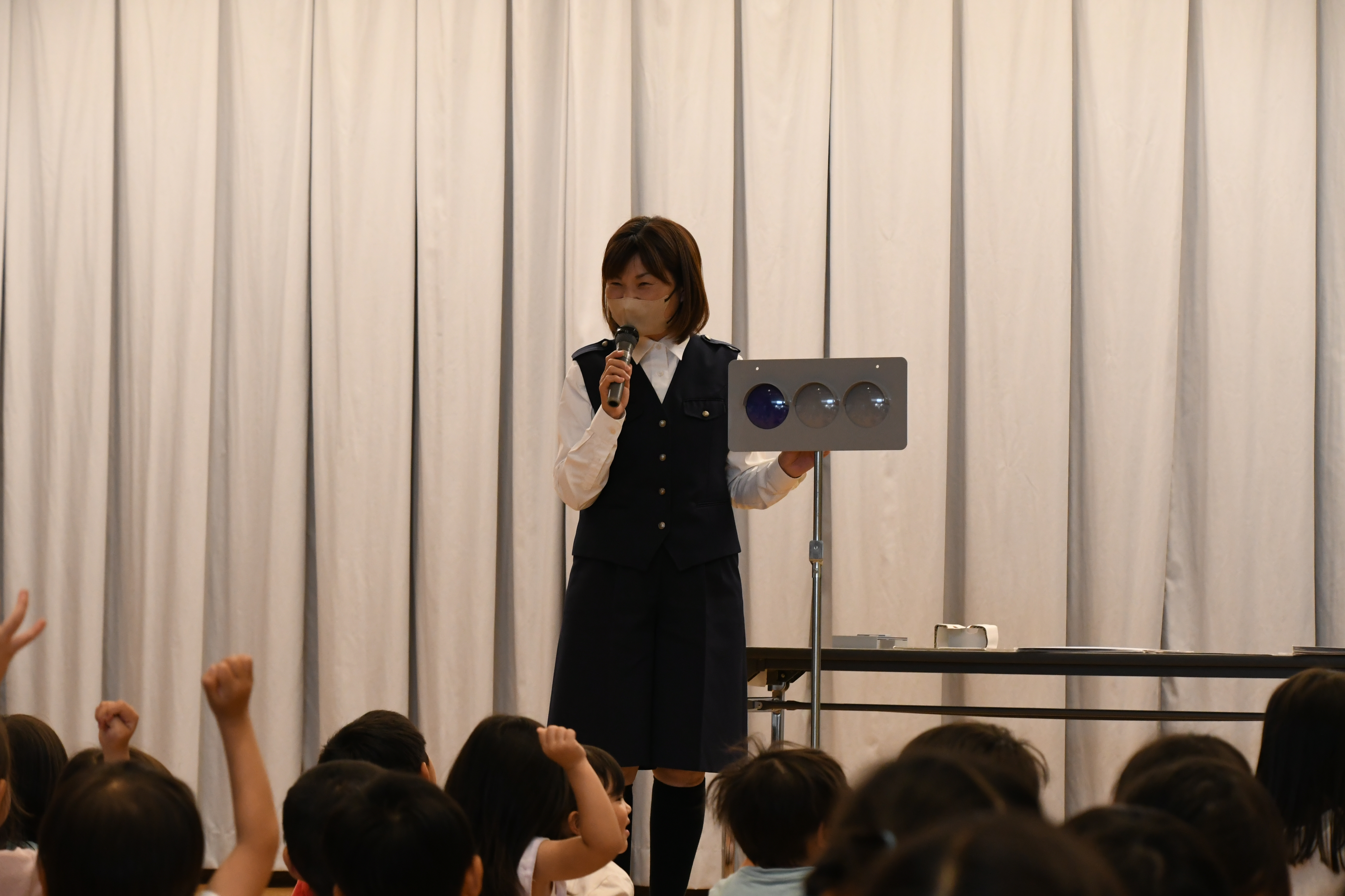 信号について説明する指導員さん