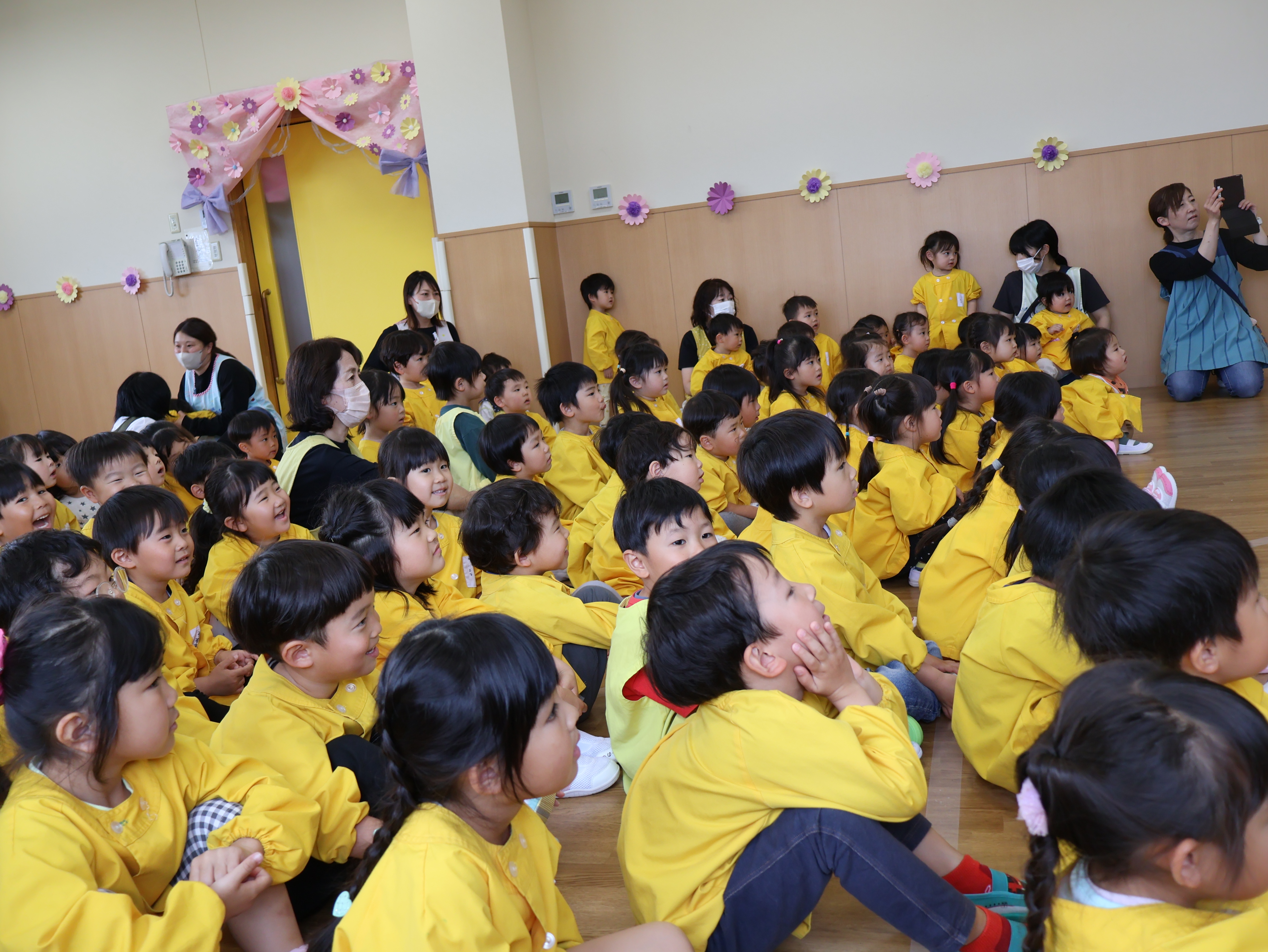 先生の話を聞く園児