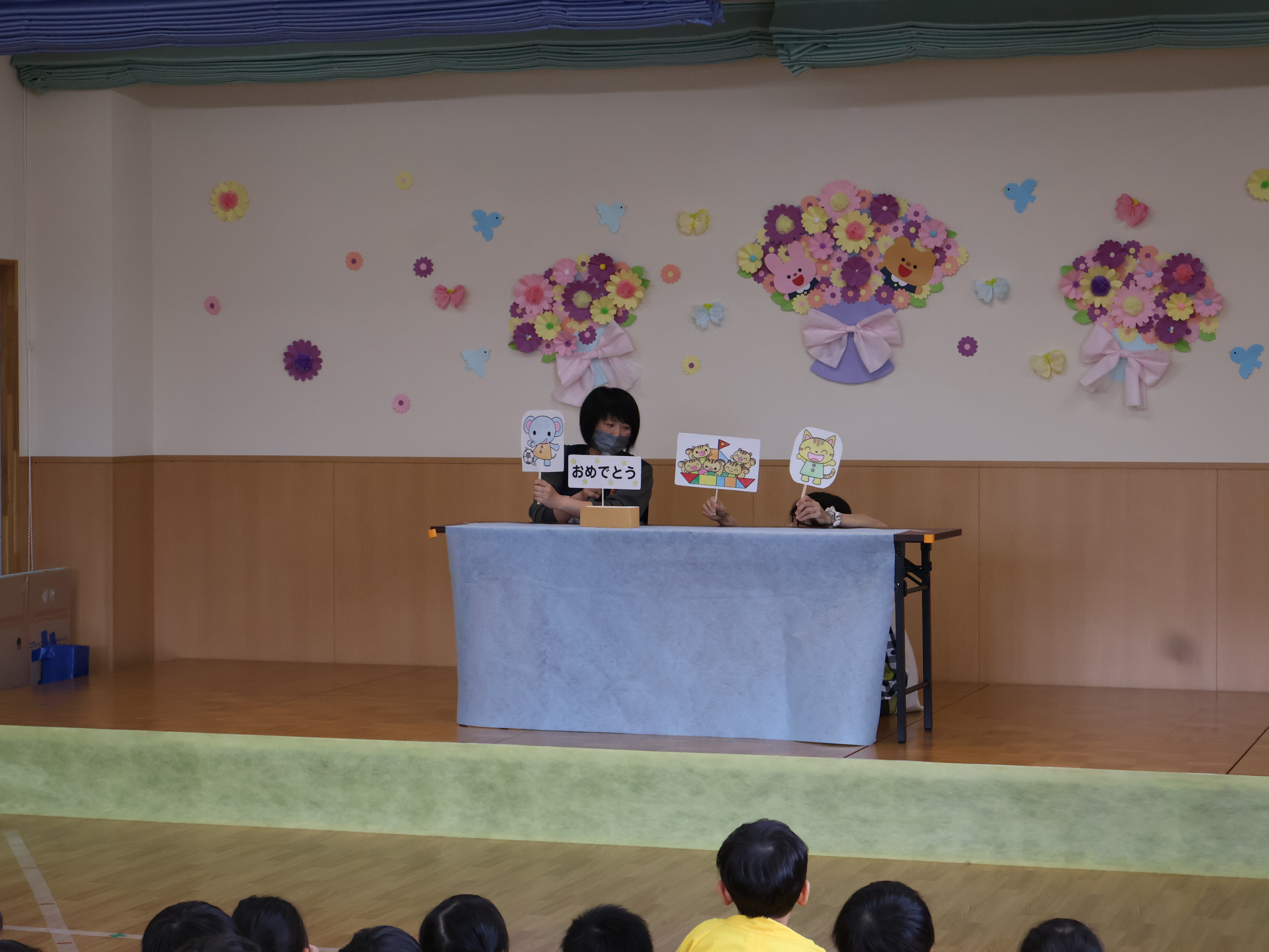 ペープサートをする先生