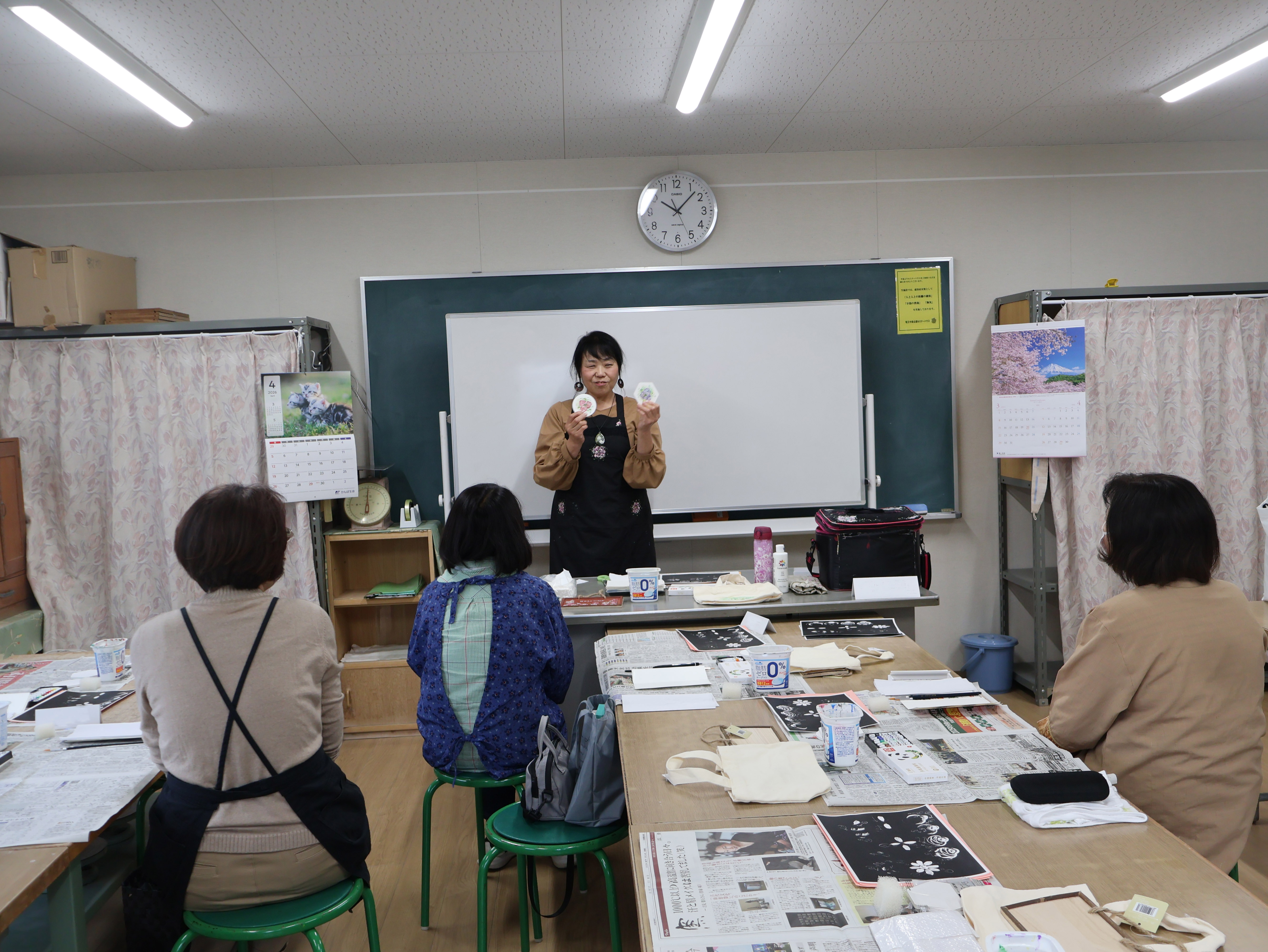 説明する講師１