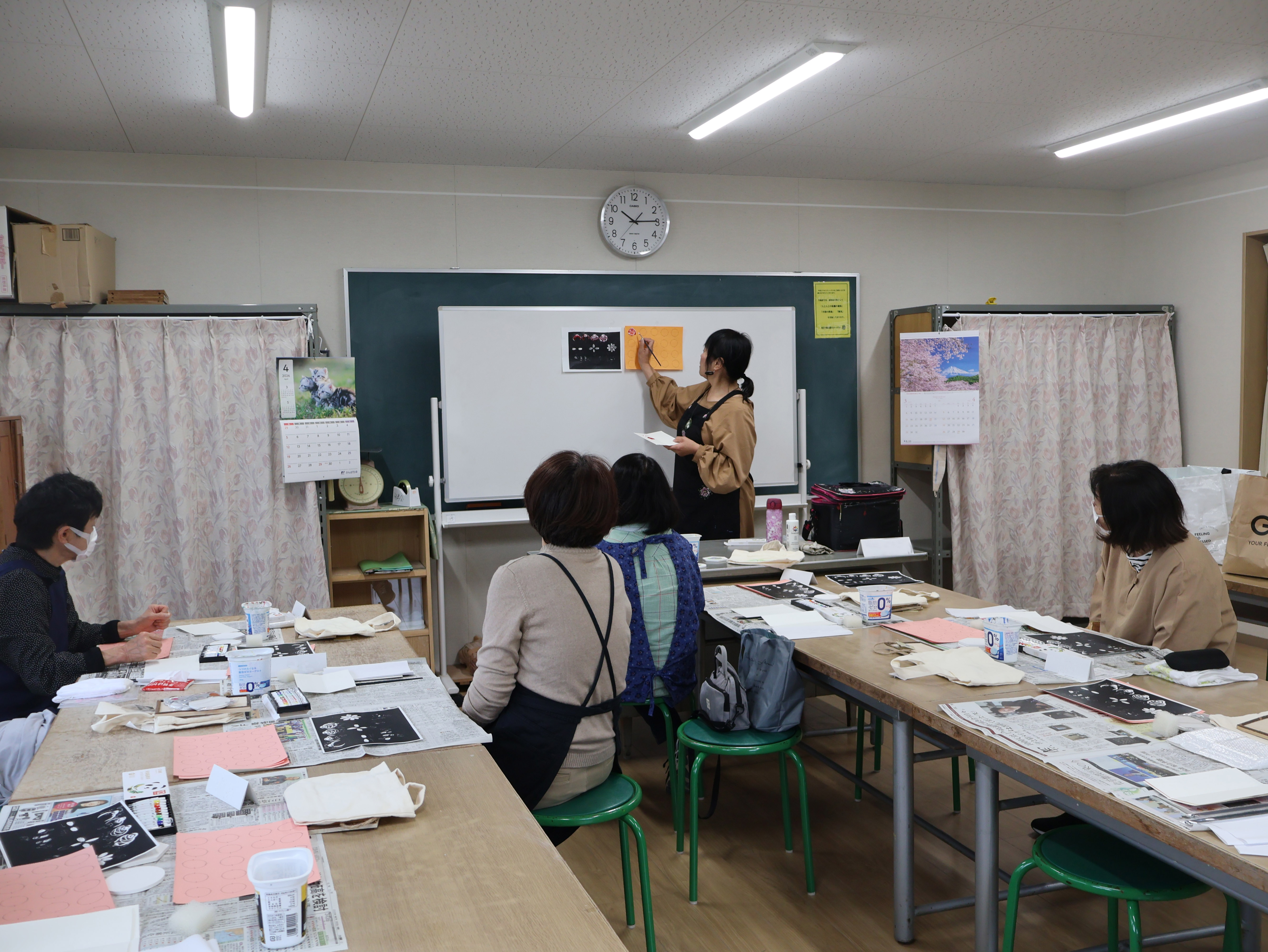 説明する講師２