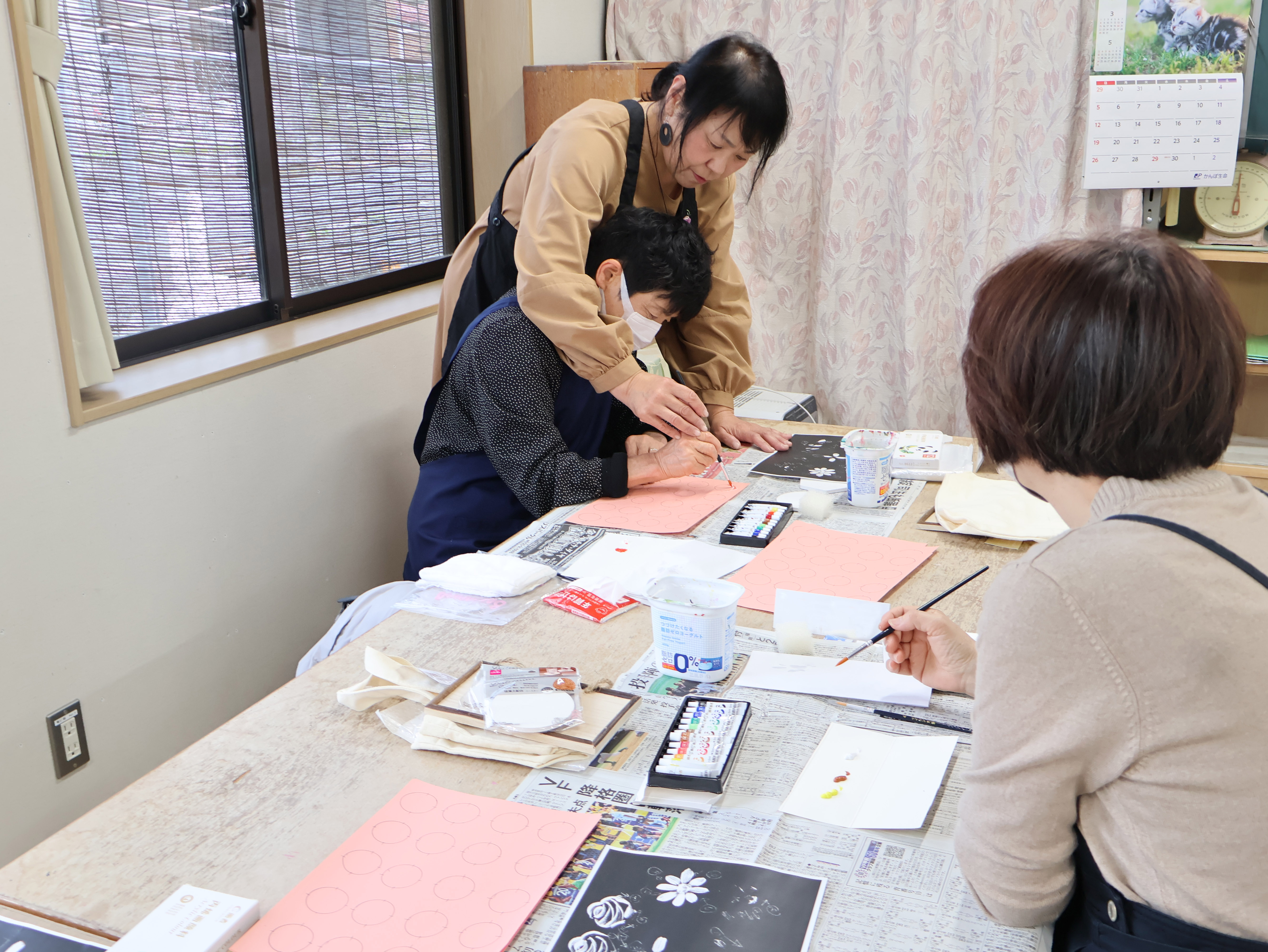 講師に教えてもらいながら描く生徒１