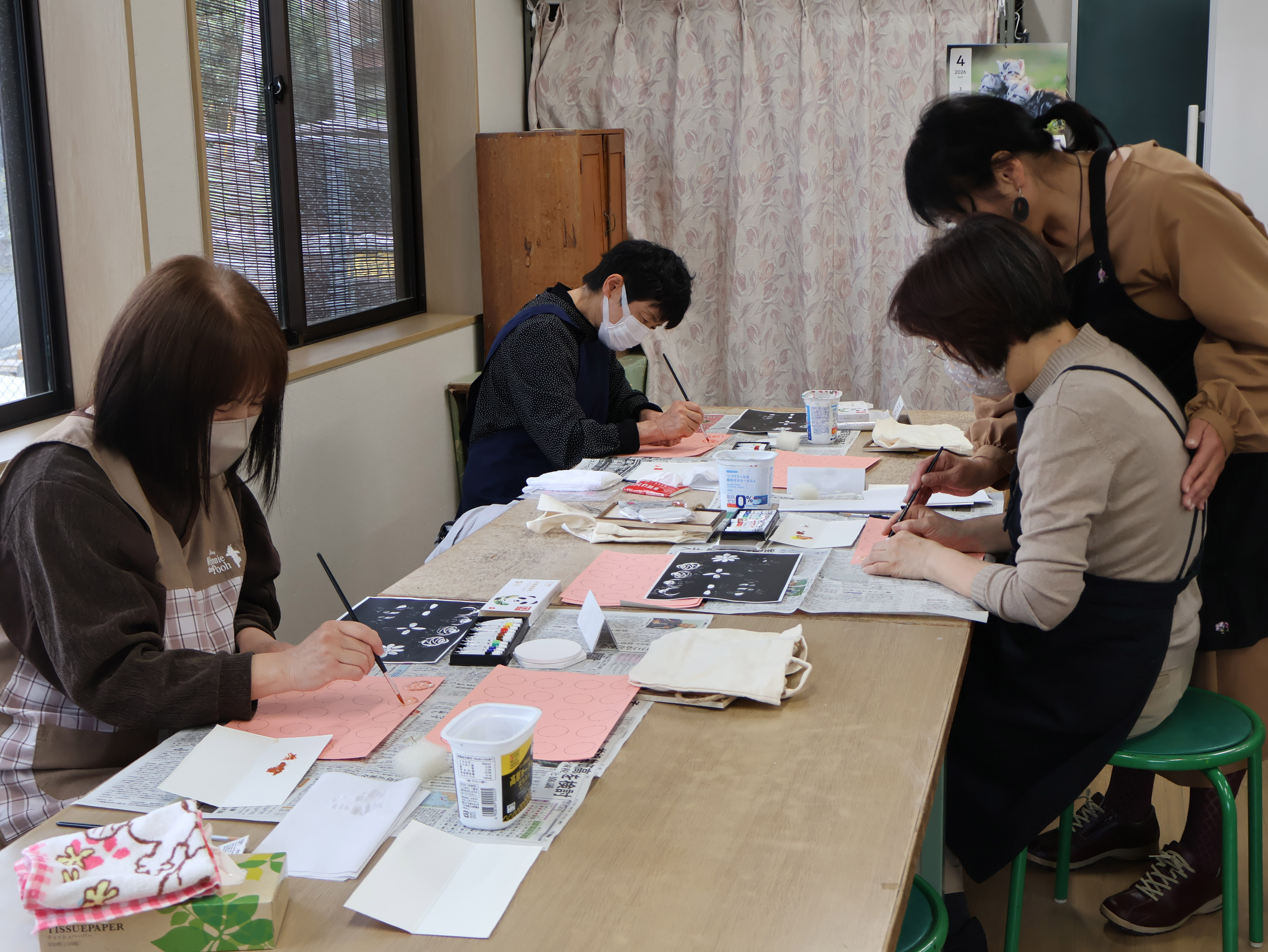 講師に教えてもらいながら描く生徒２