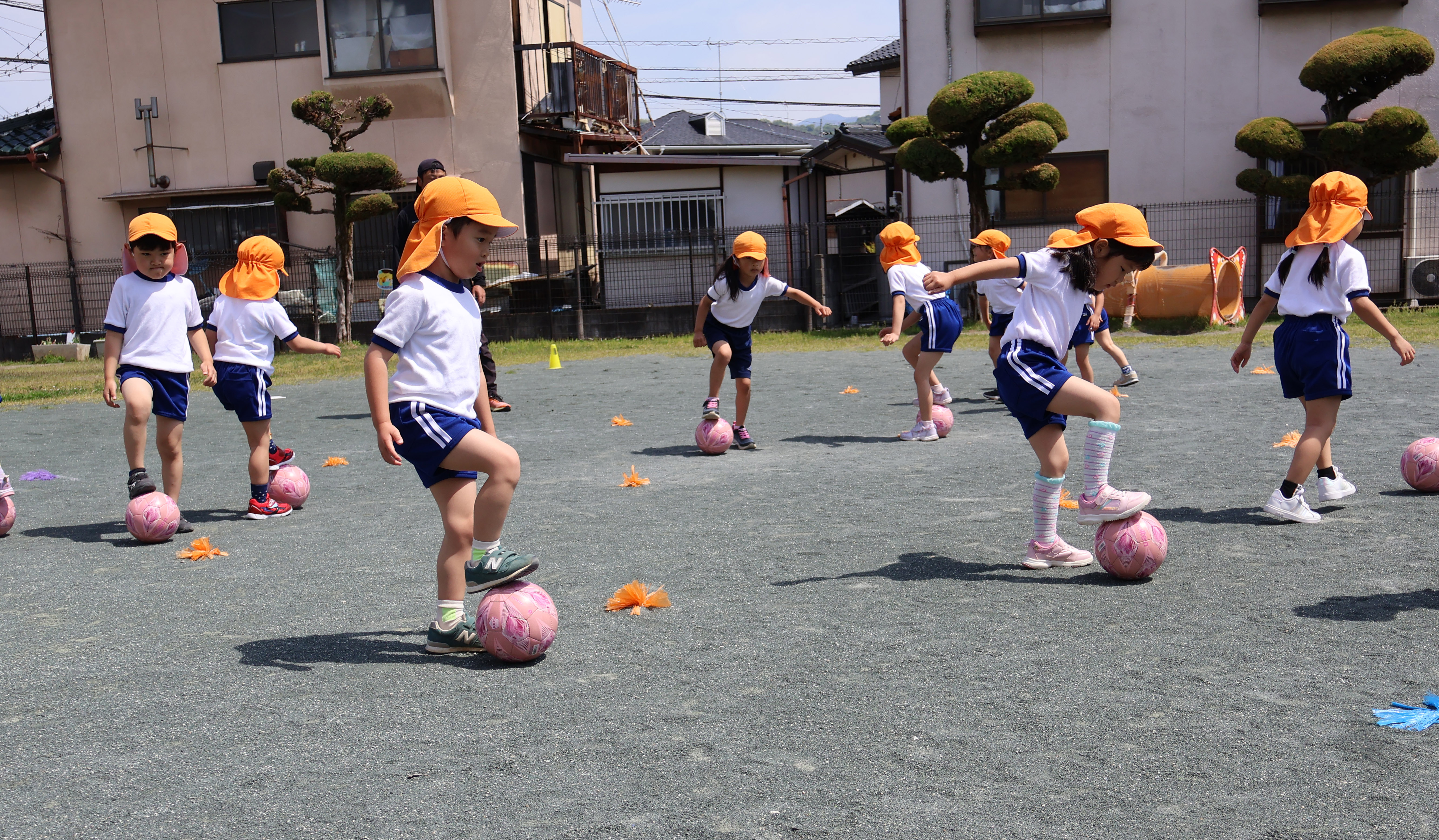 サッカーの練習をする園児１
