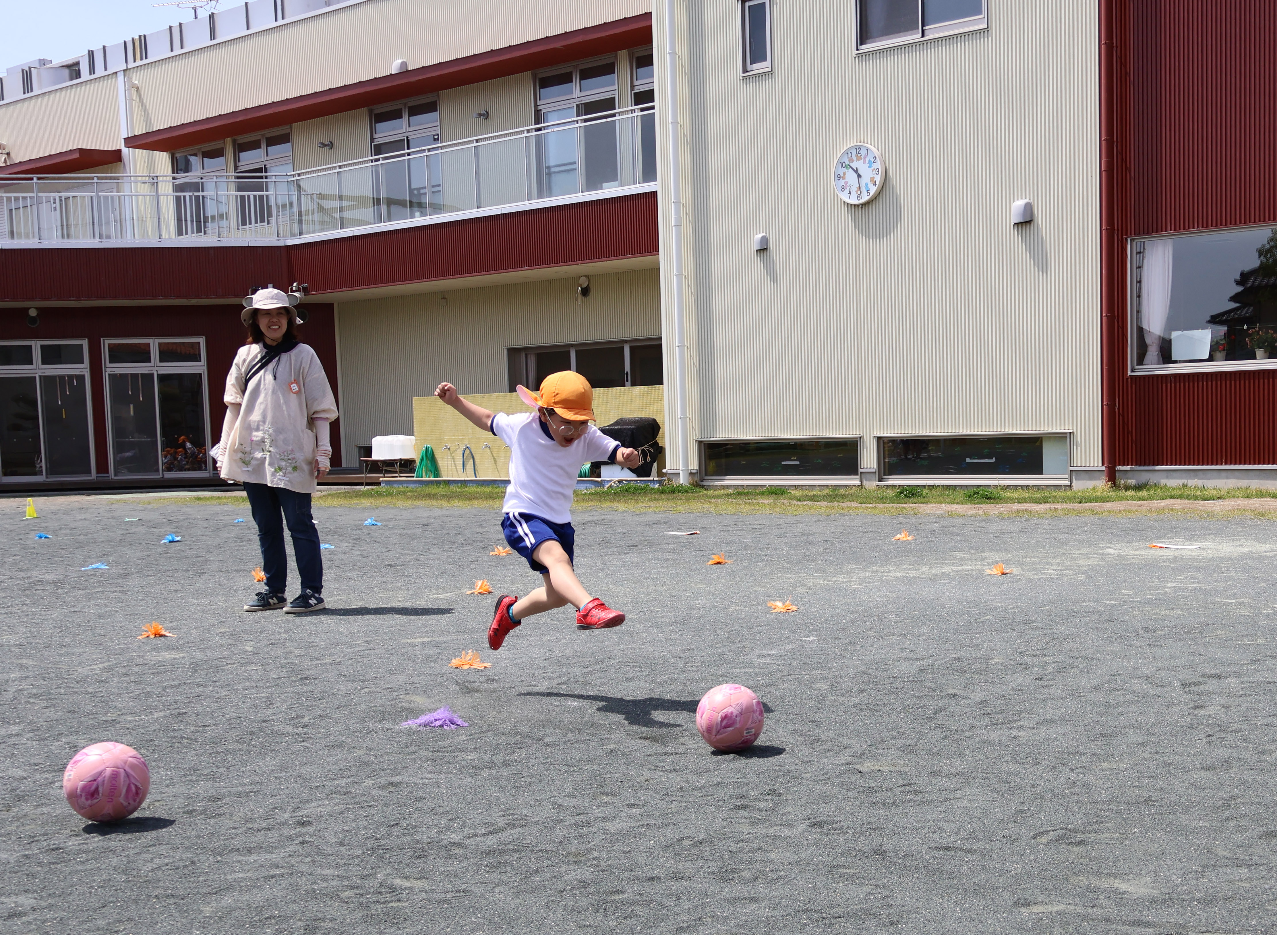 シュートを決める園児