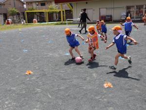 ミニゲームで競り合う園児