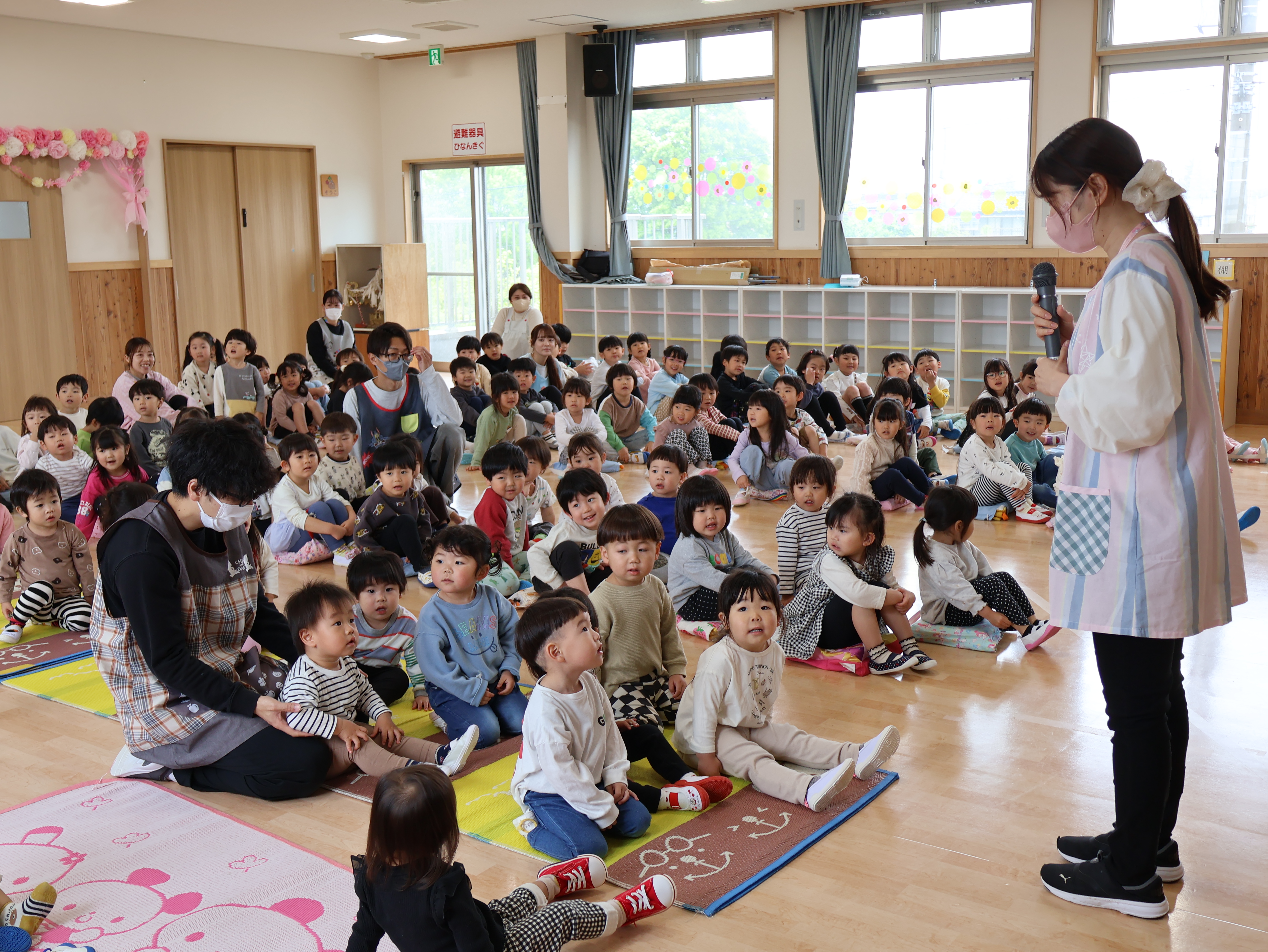 先生の話を聞く園児