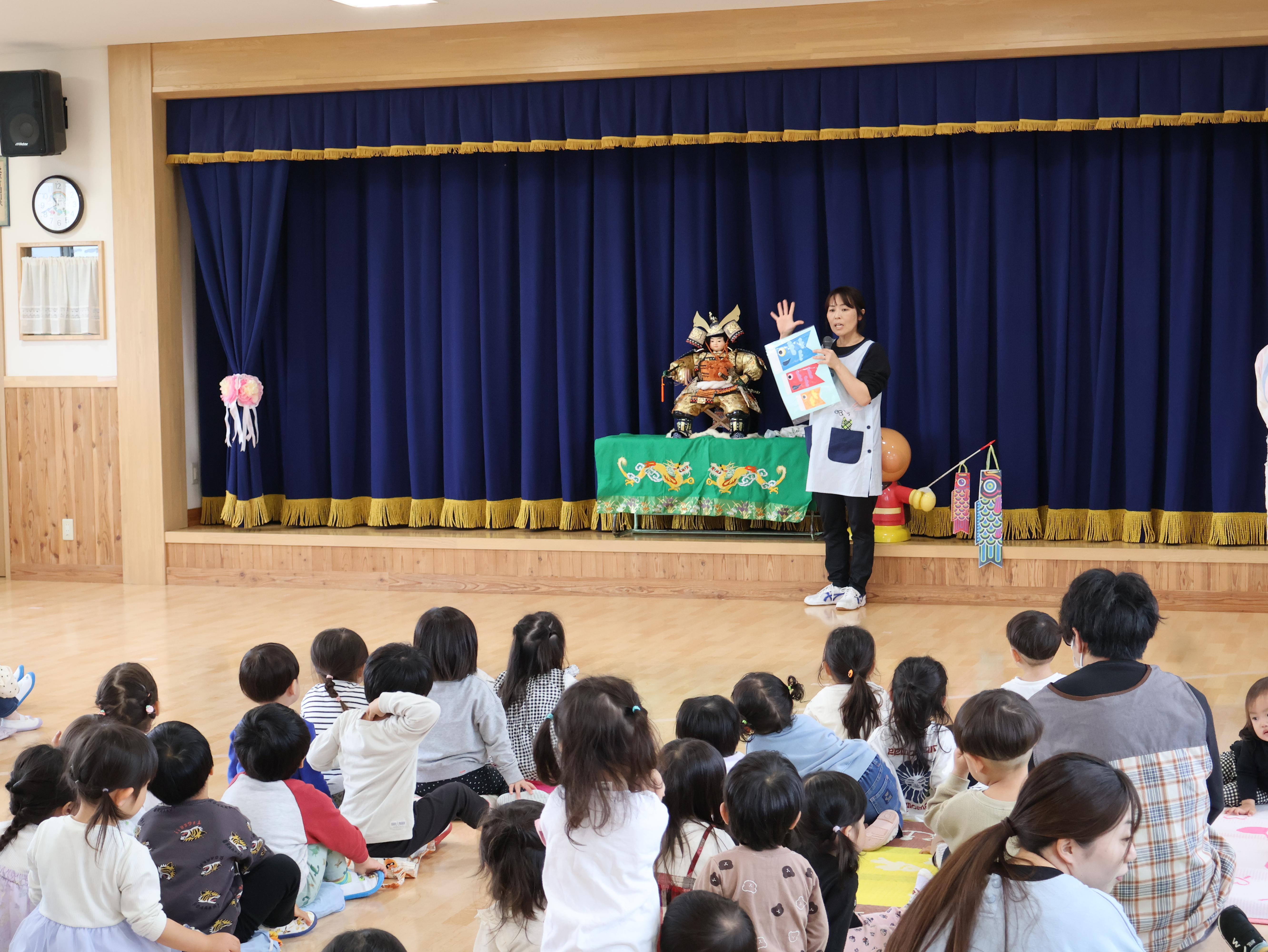 こいのぼりの由来を聞く園児