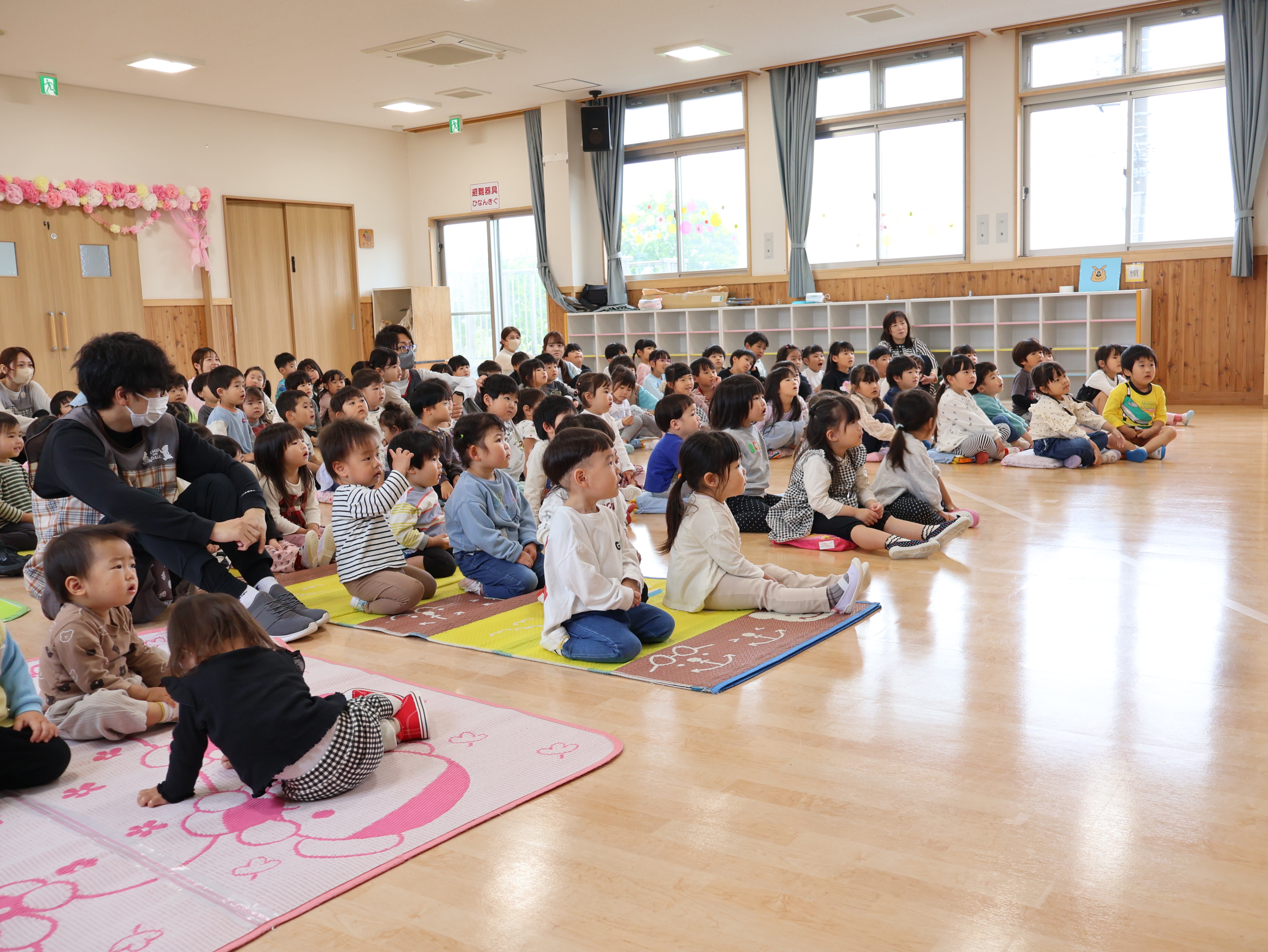 こいのぼりの話を聞く園児たち