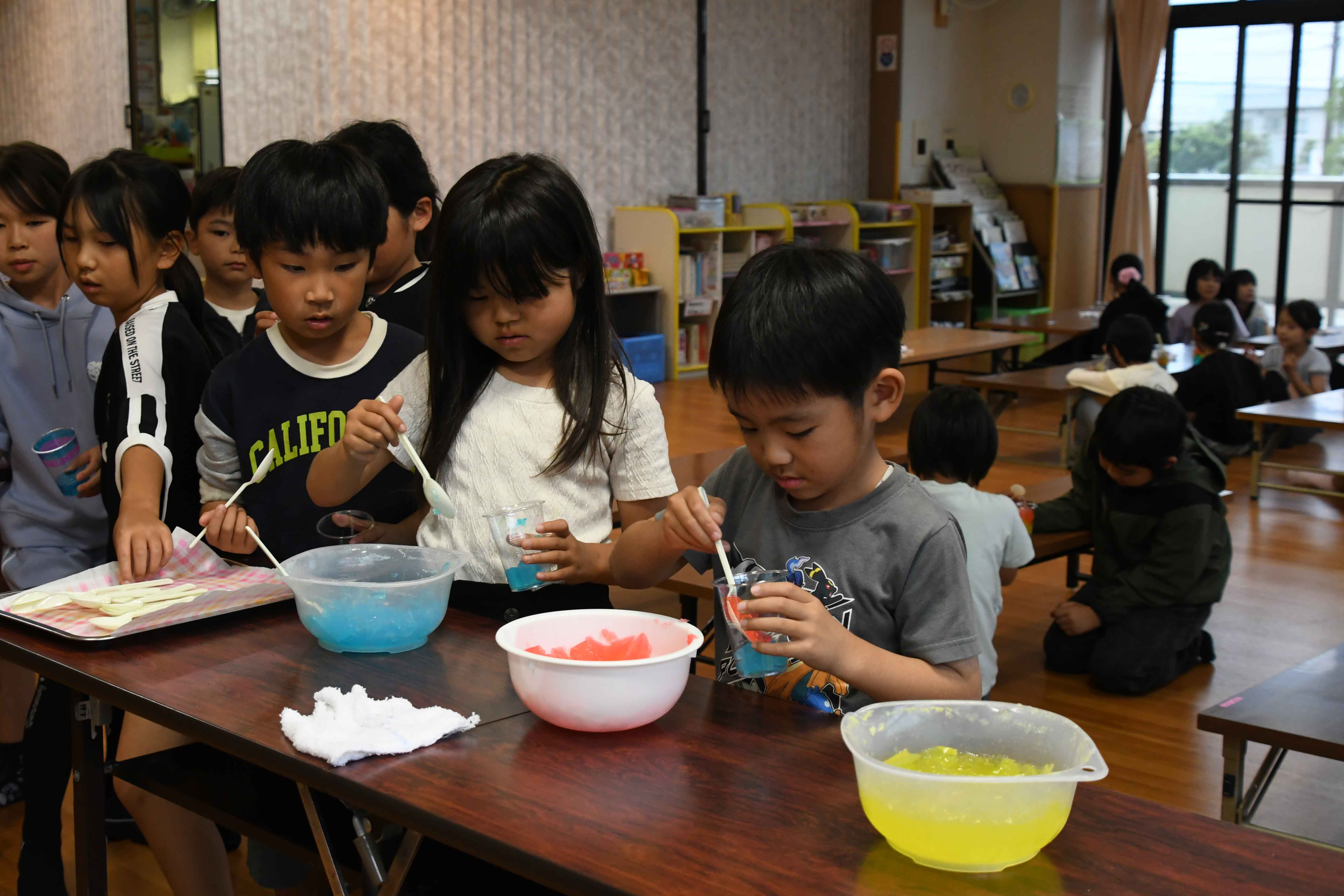 カップにゼリーを盛り付ける子どもたち１