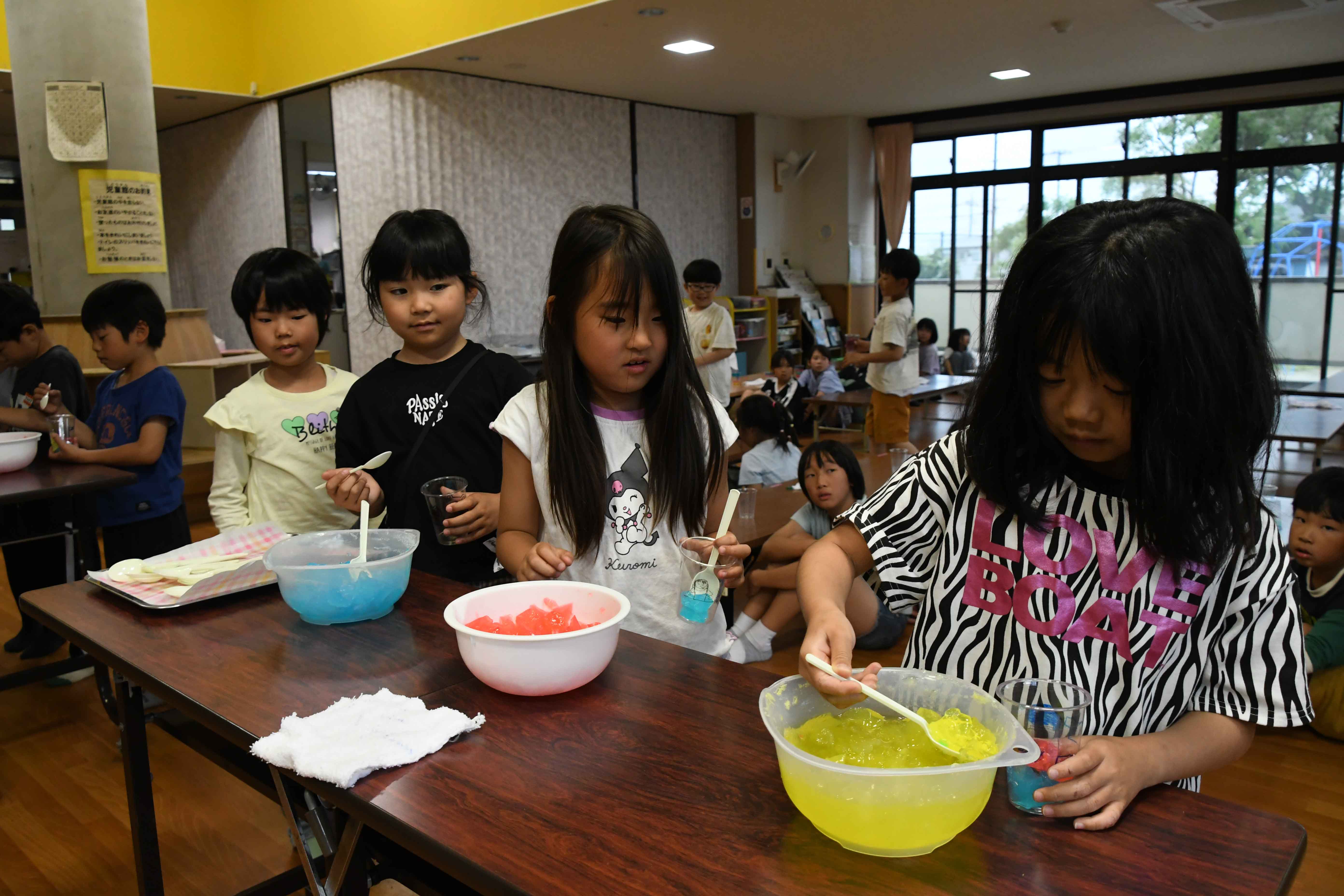 カップにゼリーを盛り付ける子どもたち２