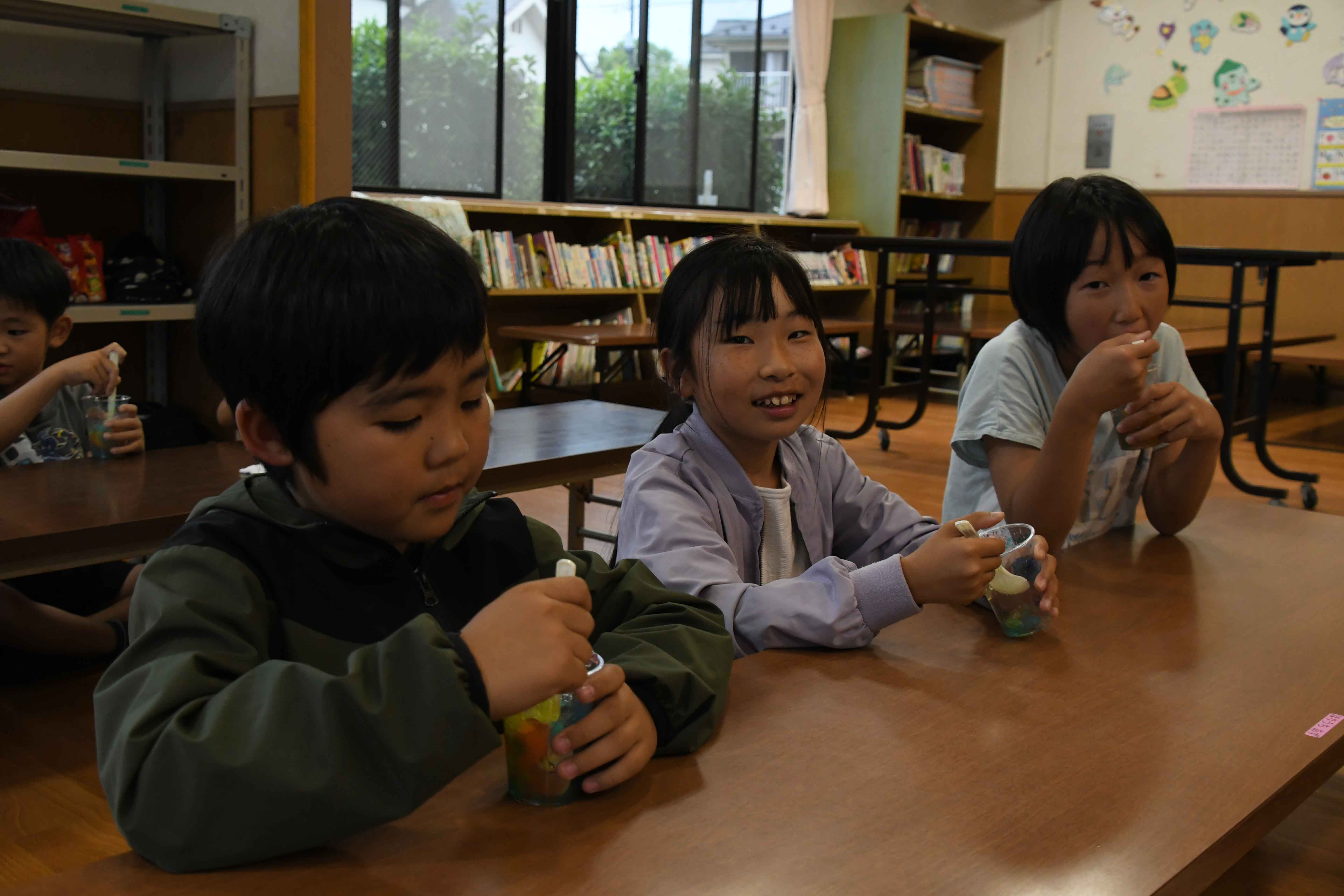 ゼリーを食べる子どもたち１
