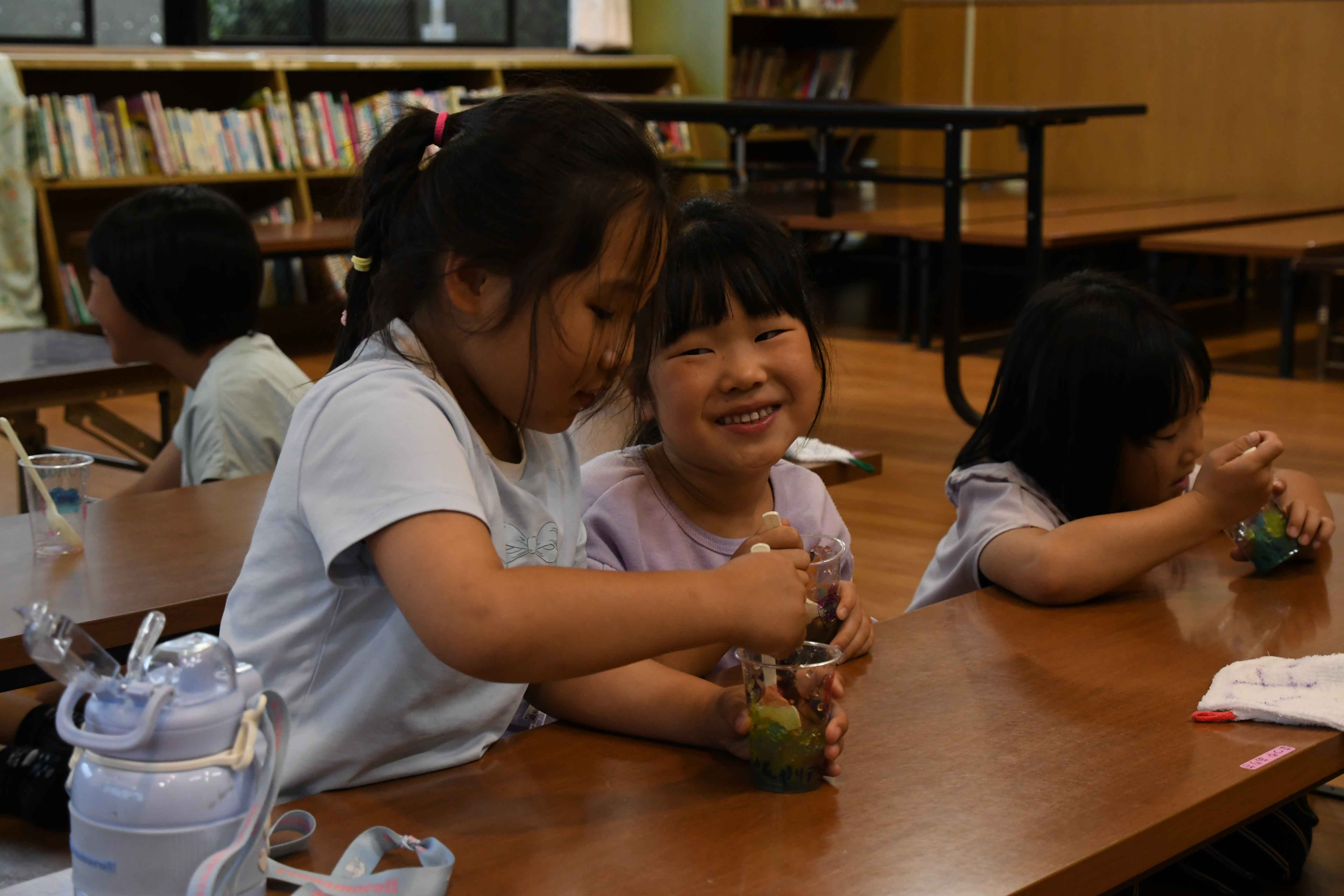 ゼリーを食べる子どもたち２