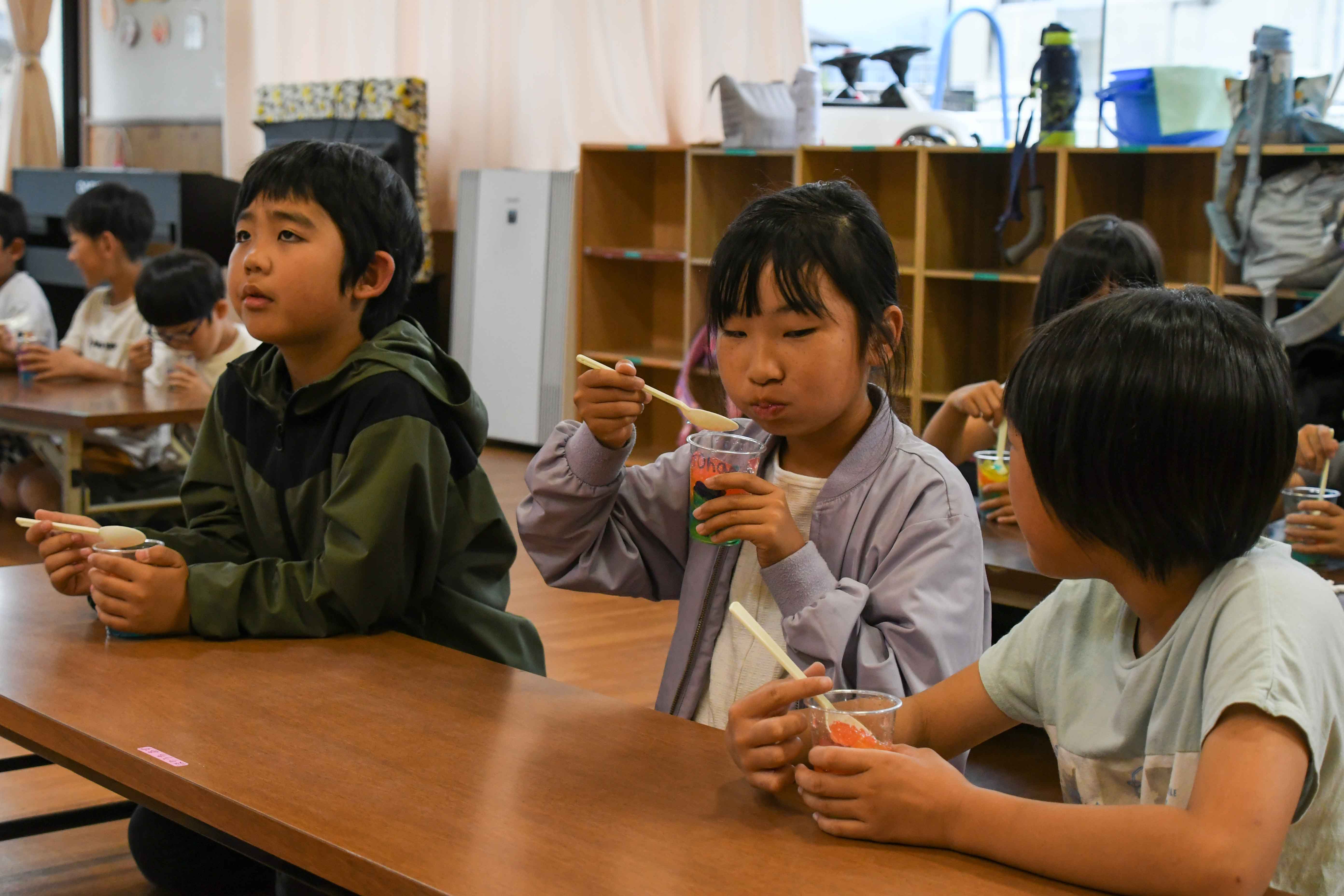 ゼリーを食べる子どもたち３