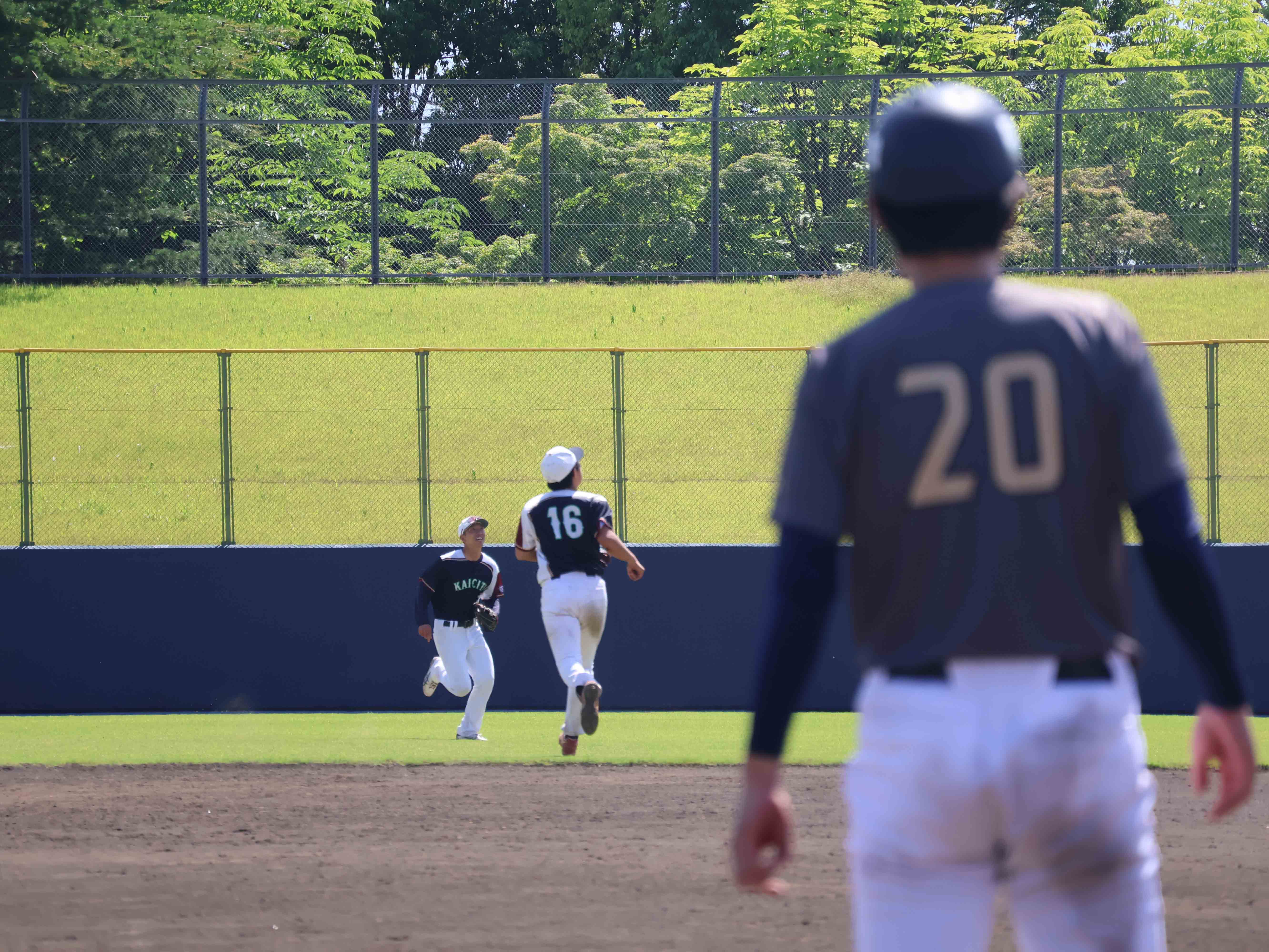 守備の選手2人
