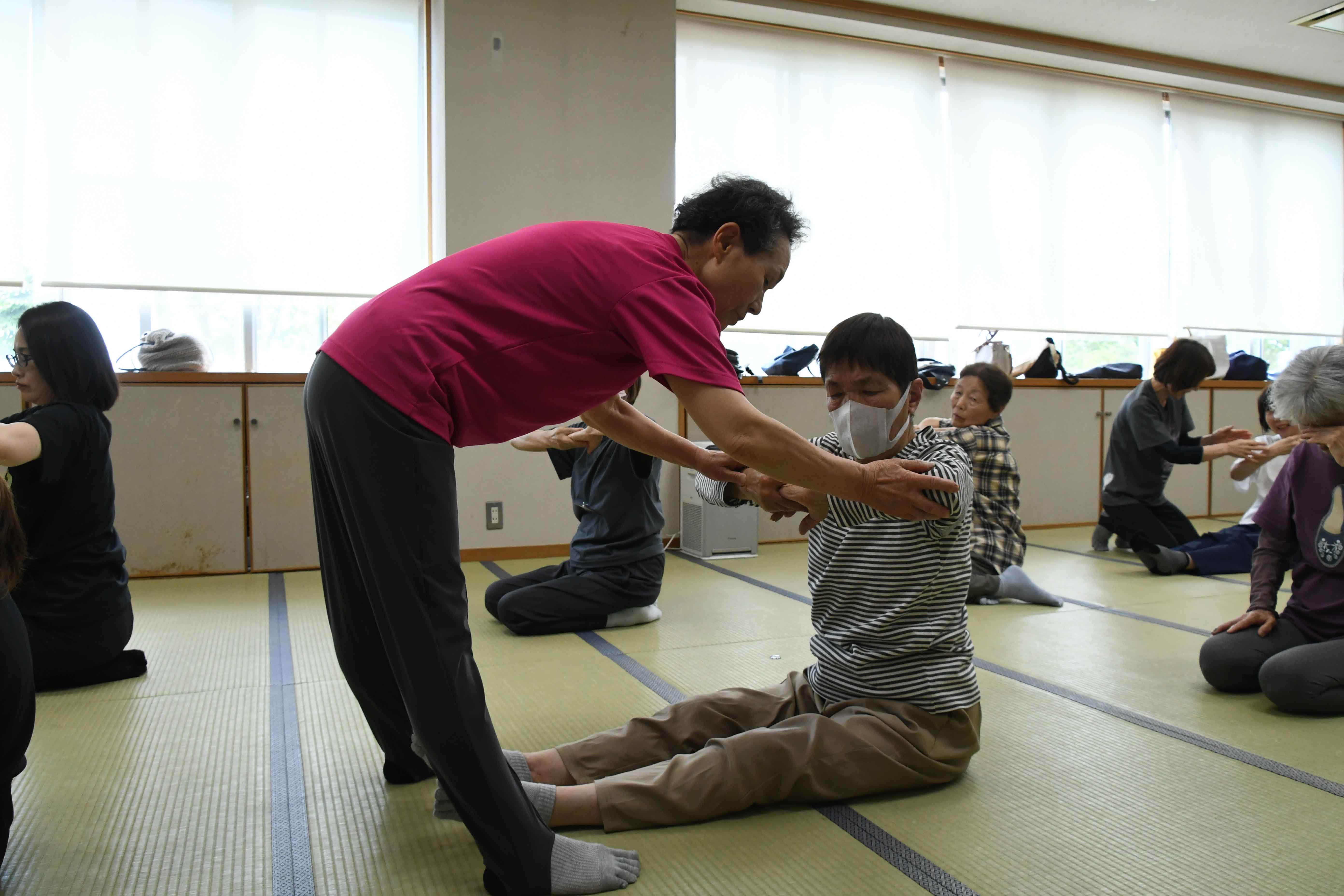 講師に指導を受ける参加者2