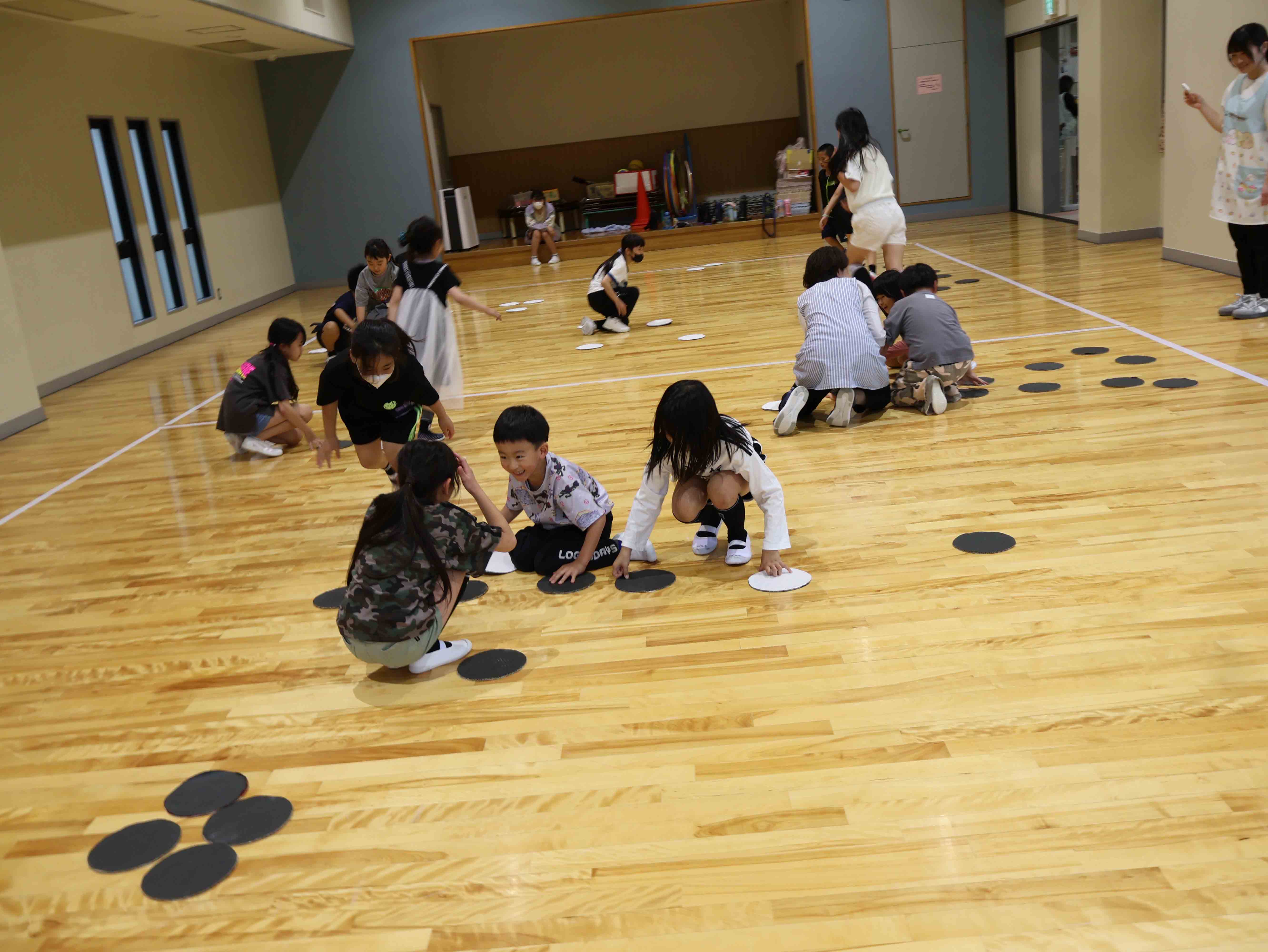 ゲームをする児童たち2
