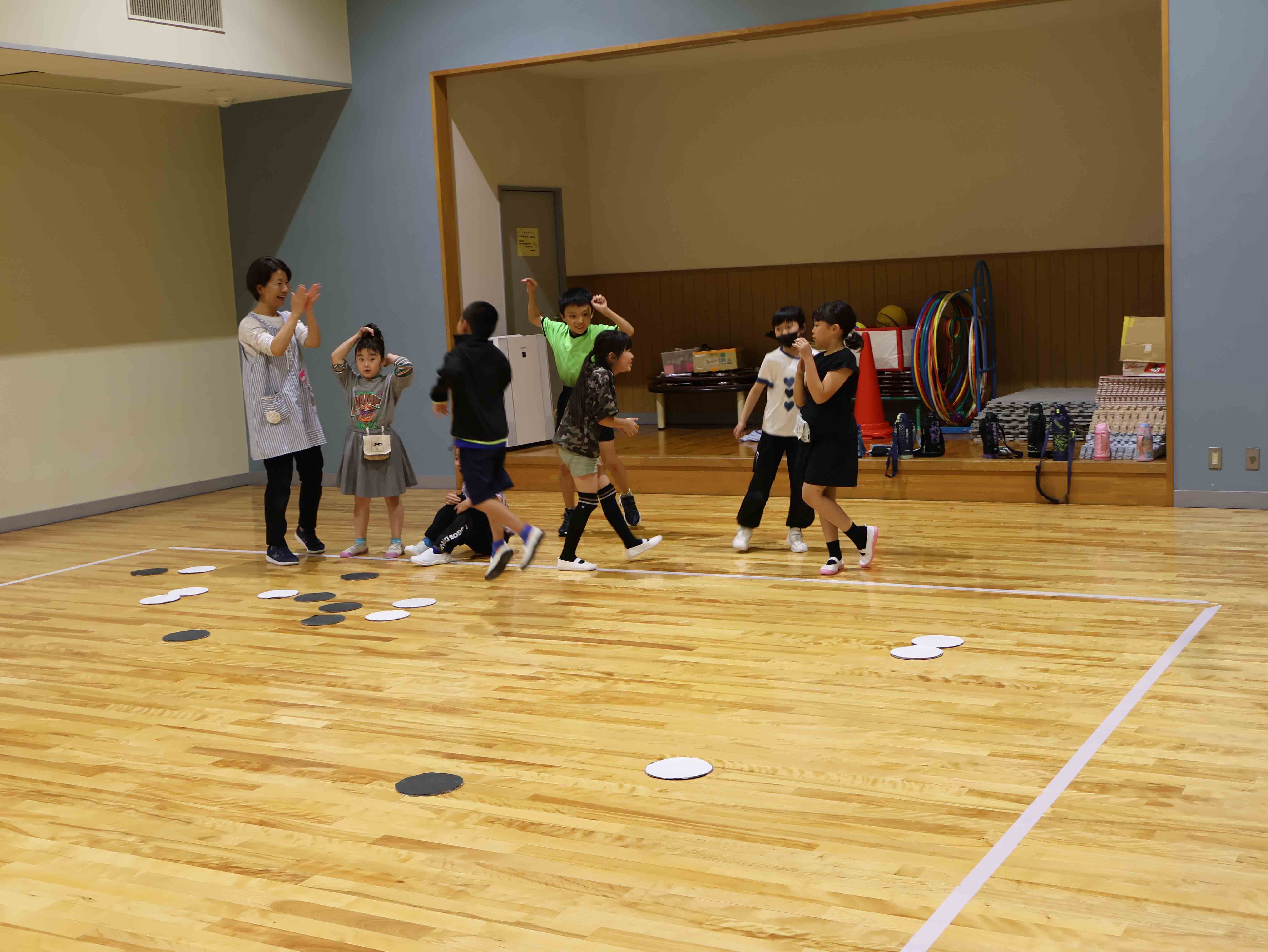 試合に勝って喜ぶ児童たち
