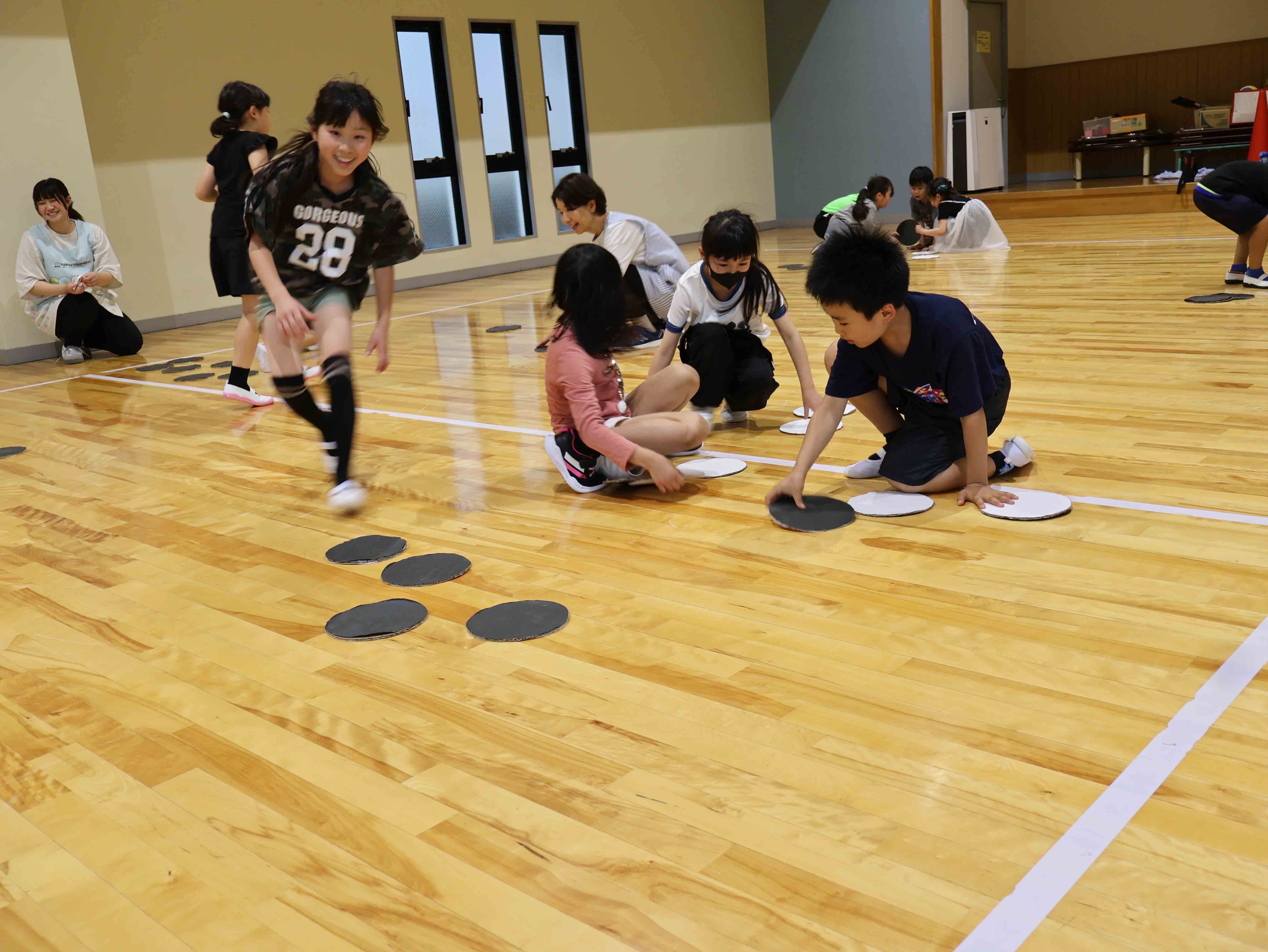 ゲームをする児童たち6