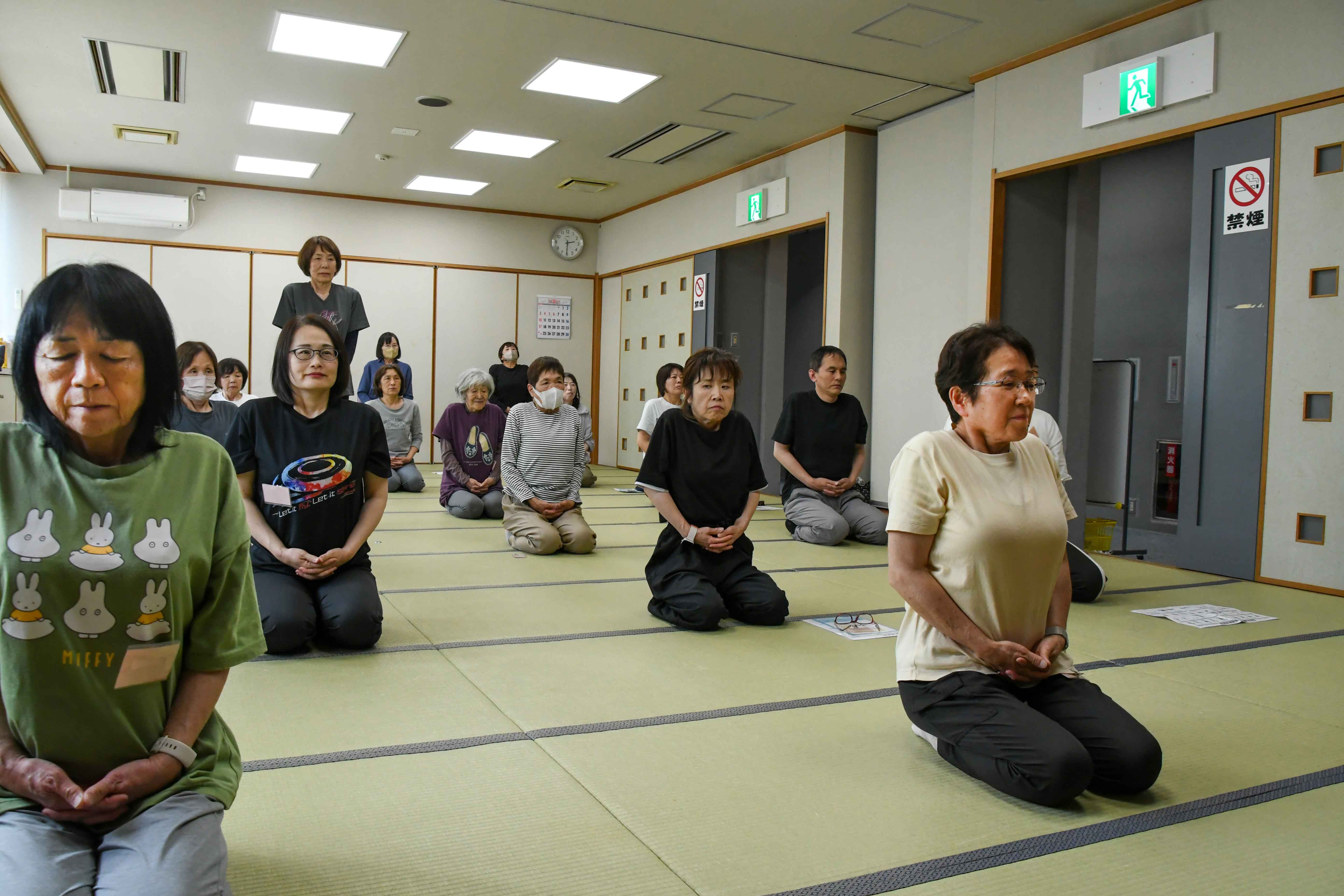 肩の動作をする参加者たち1