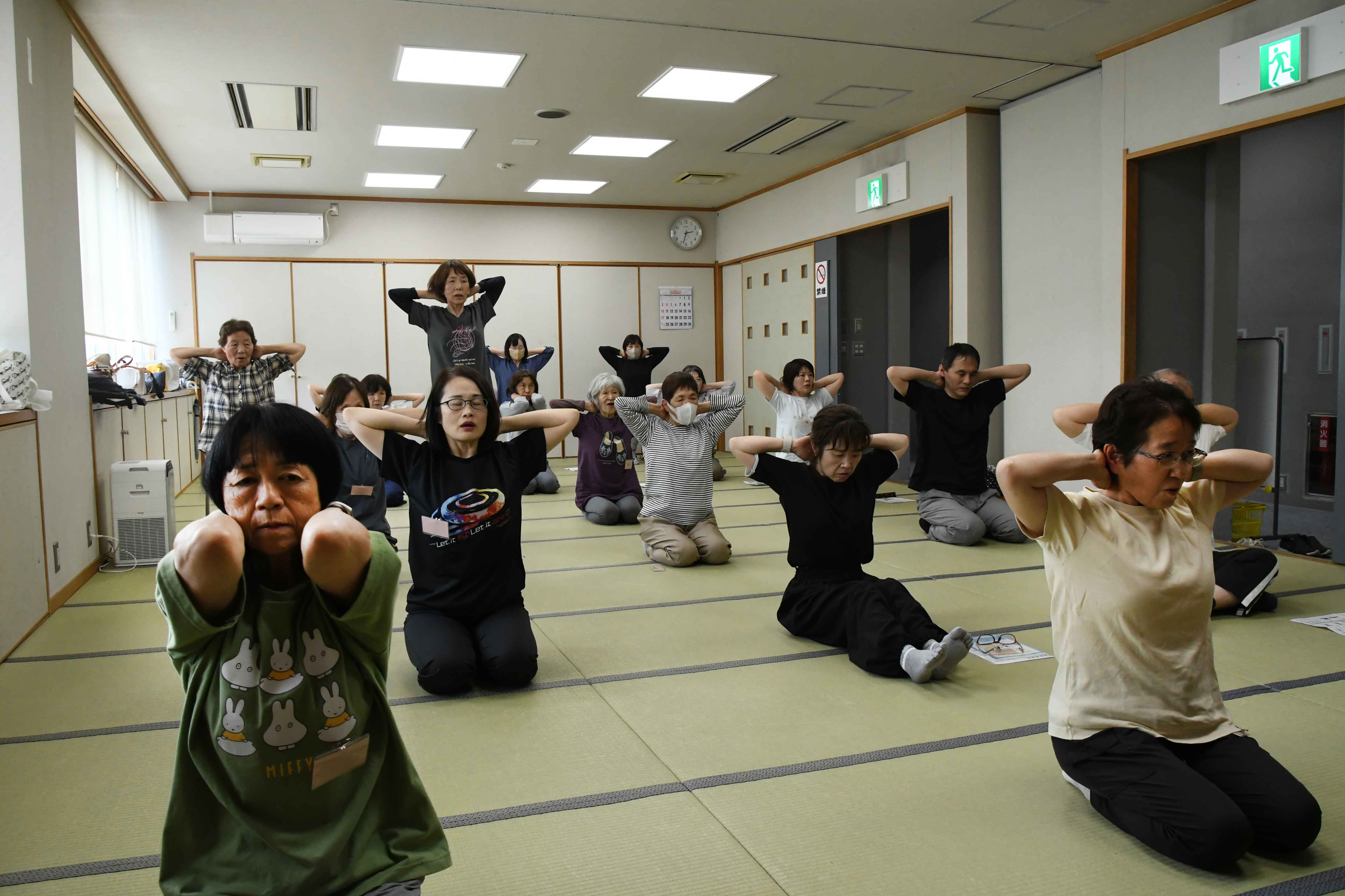 肩の動作をする参加者たち2