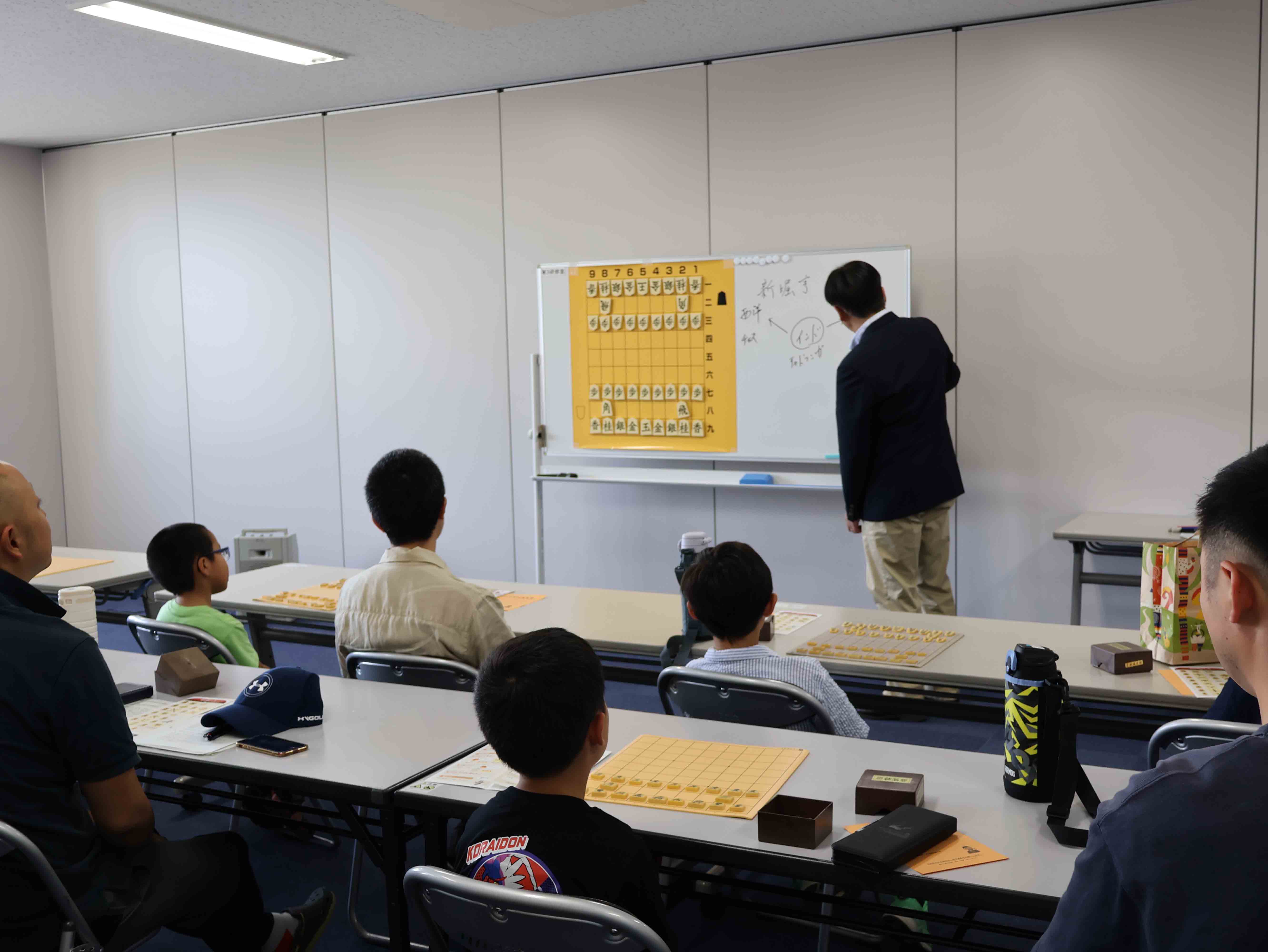 初級者クラスで説明をする講師