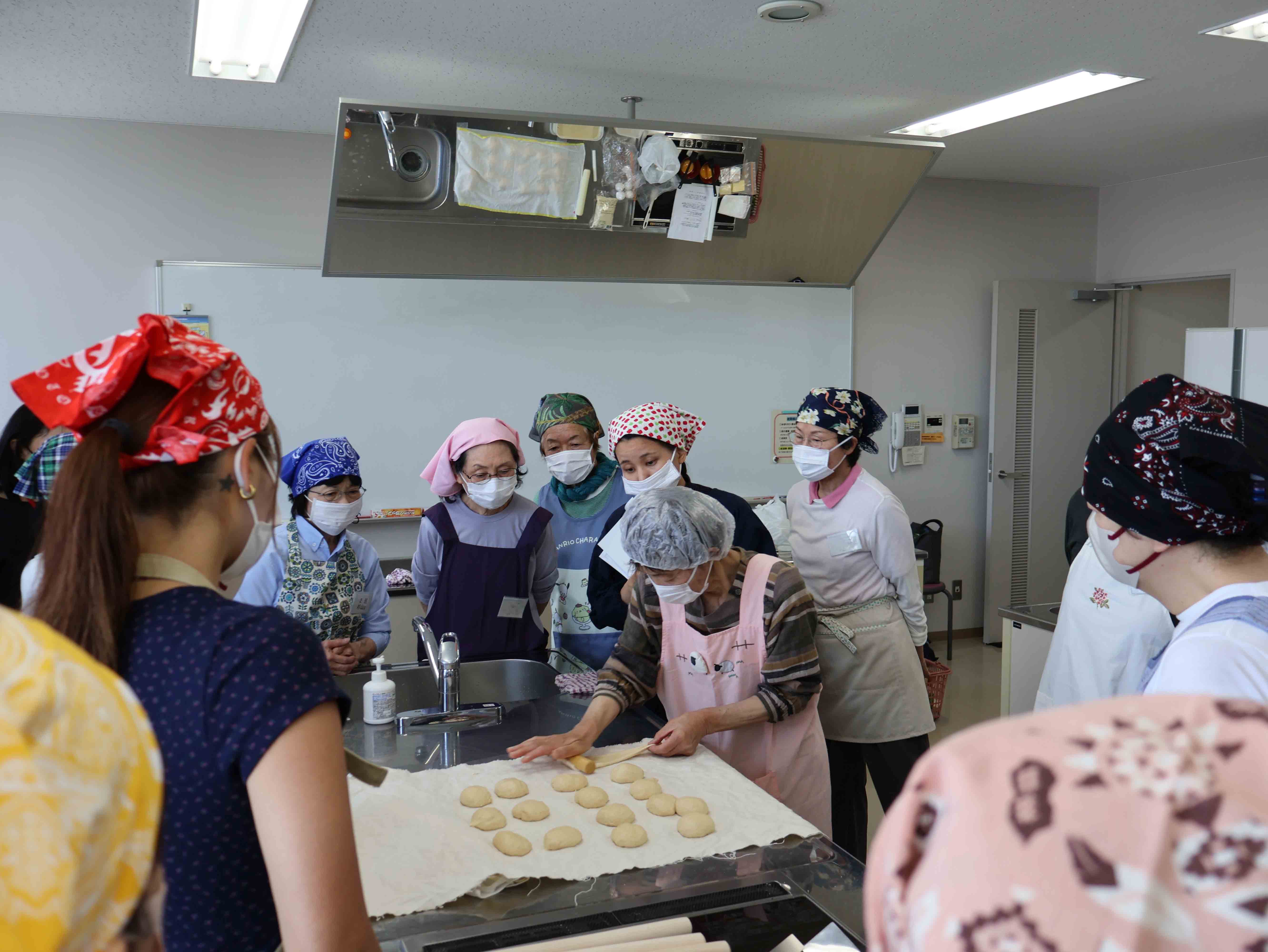 パン生地を綿棒で伸ばす講師