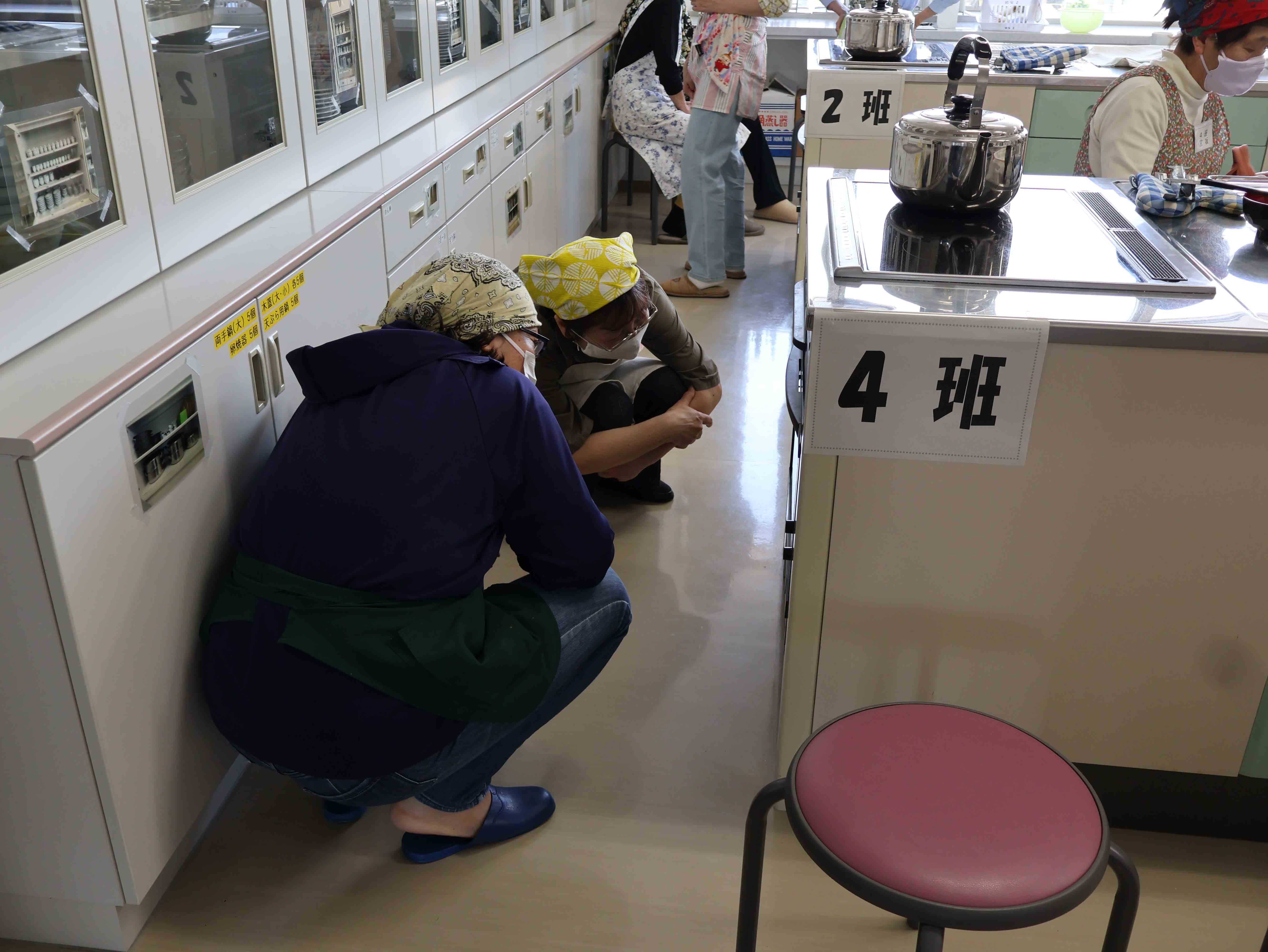 パンの焼きあがりを待つ受講者