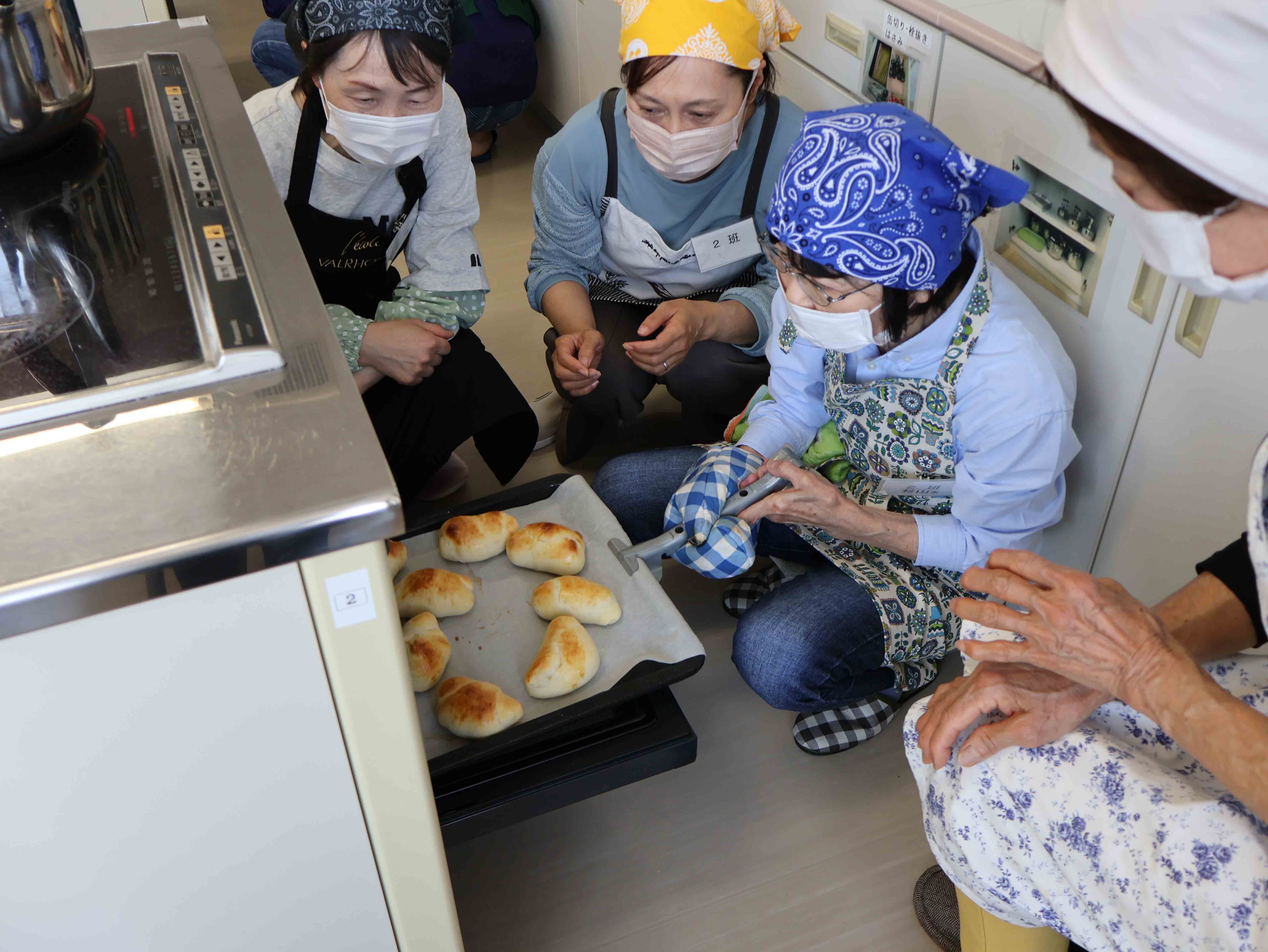 オーブンから焼きあがったパンを取り出す受講者