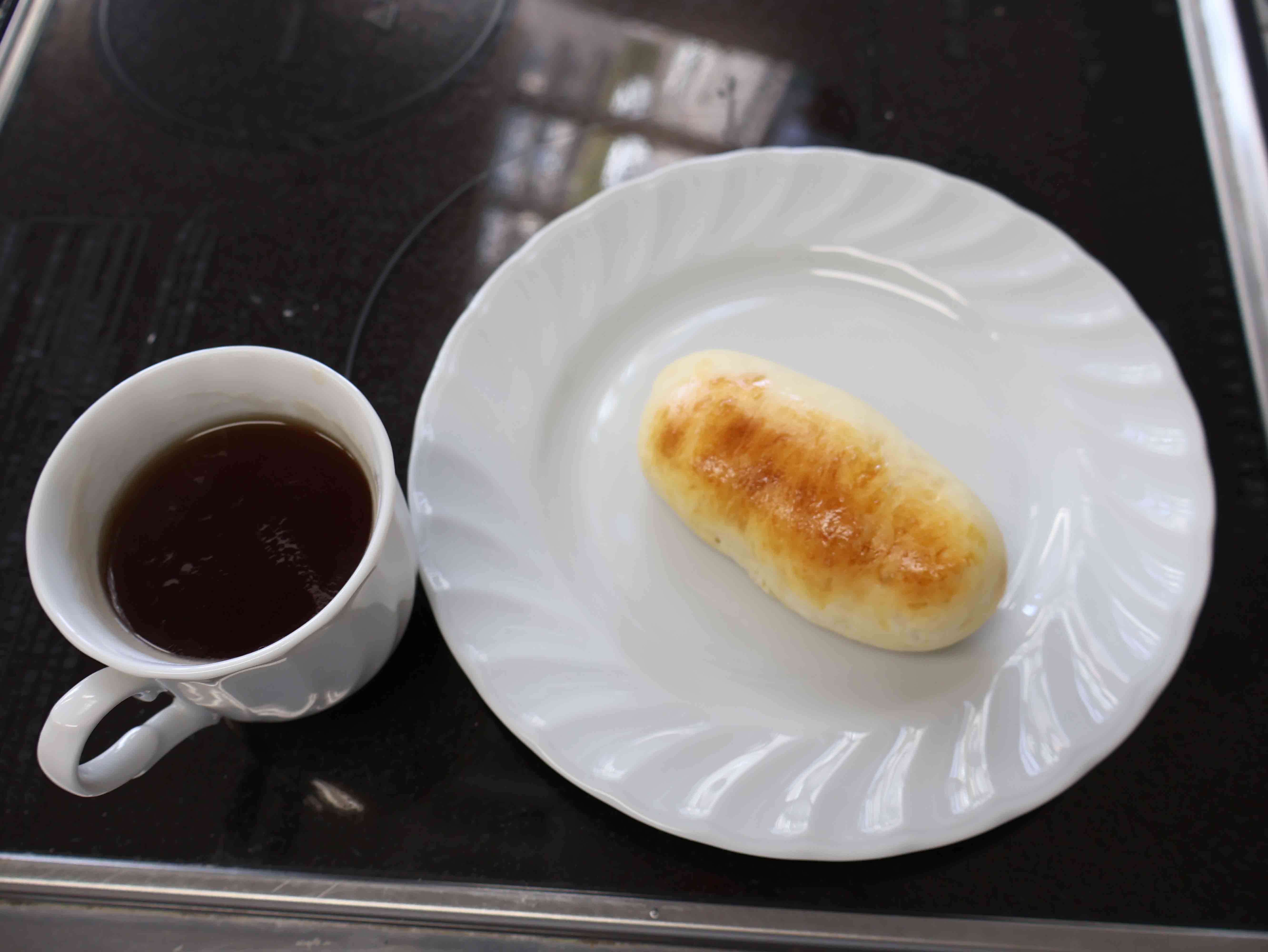 焼きあがったパンと飲み物