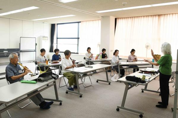 ふれあい講座「初めてのアルトリコーダー」の様子1