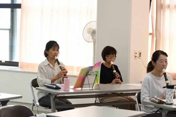 ふれあい講座「初めてのアルトリコーダー」の様子3