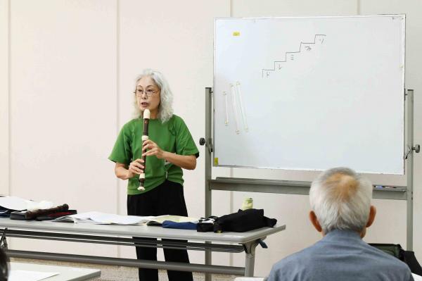 ふれあい講座「初めてのアルトリコーダー」の講師滝本先生のお手本演奏