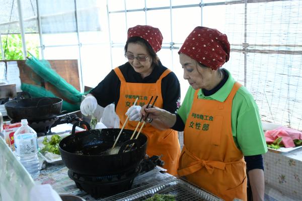 桑の葉天ぷらを揚げる様子