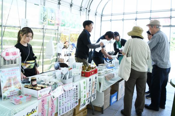 桑製品が所狭しとたくさん販売されていま