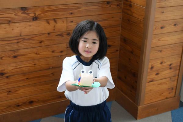 かわいいカタツムリを手にハイポーズ