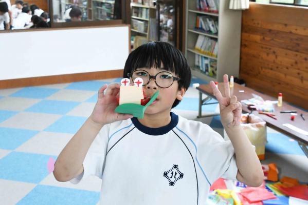 個性的なカタツムリを手にハイポーズ