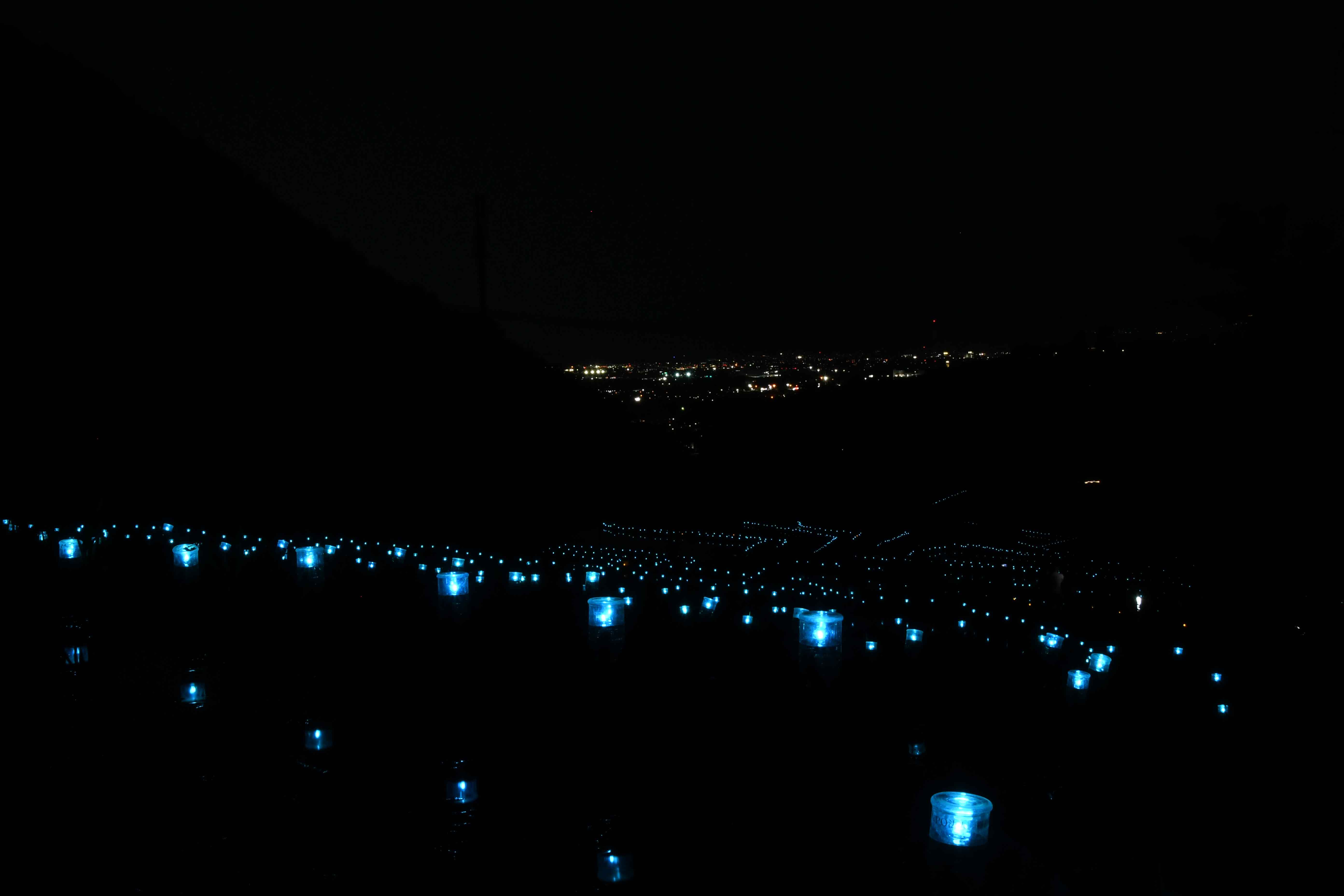 青いLEDライトが棚田を照らす1