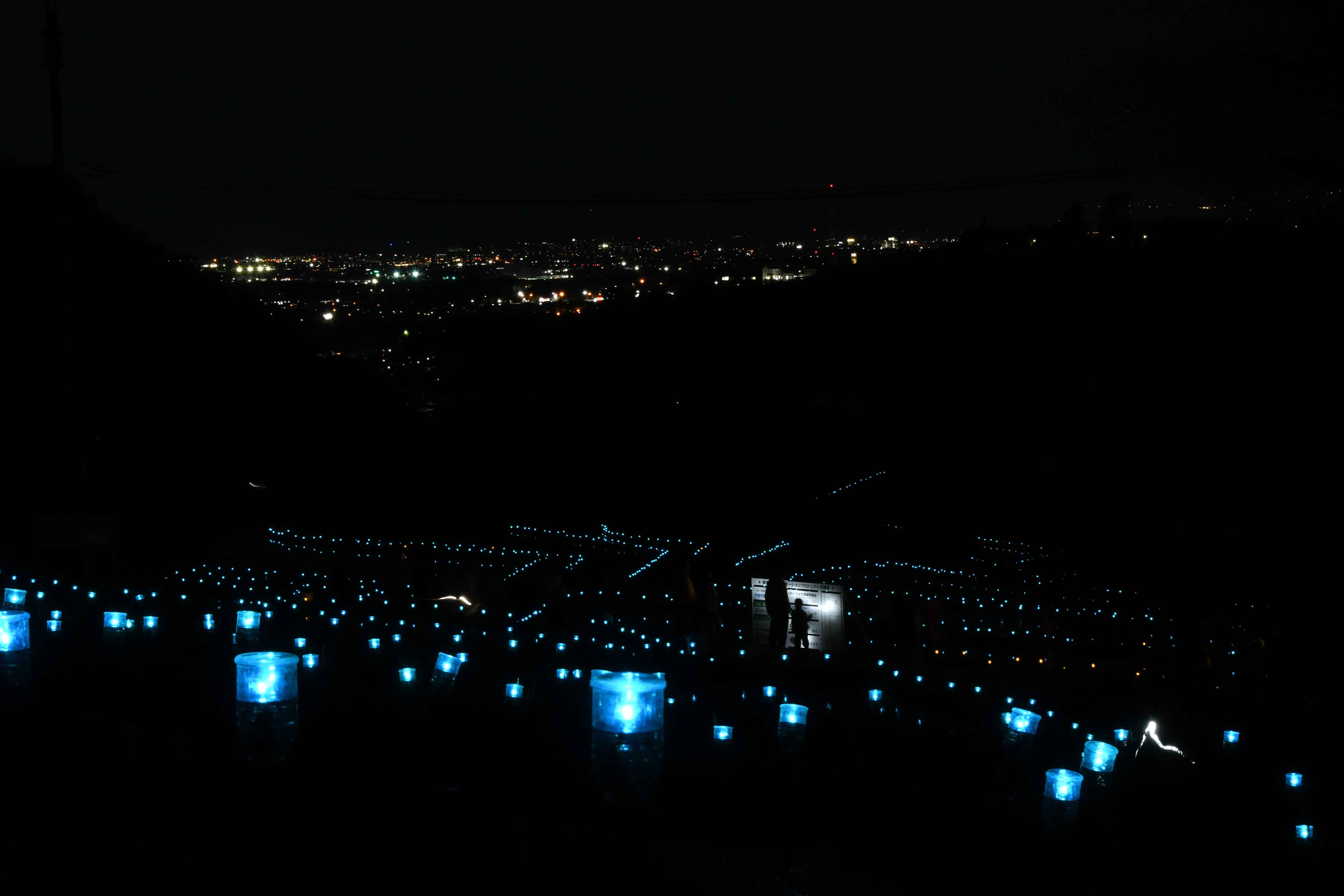 青いLEDライトが棚田を照らす2