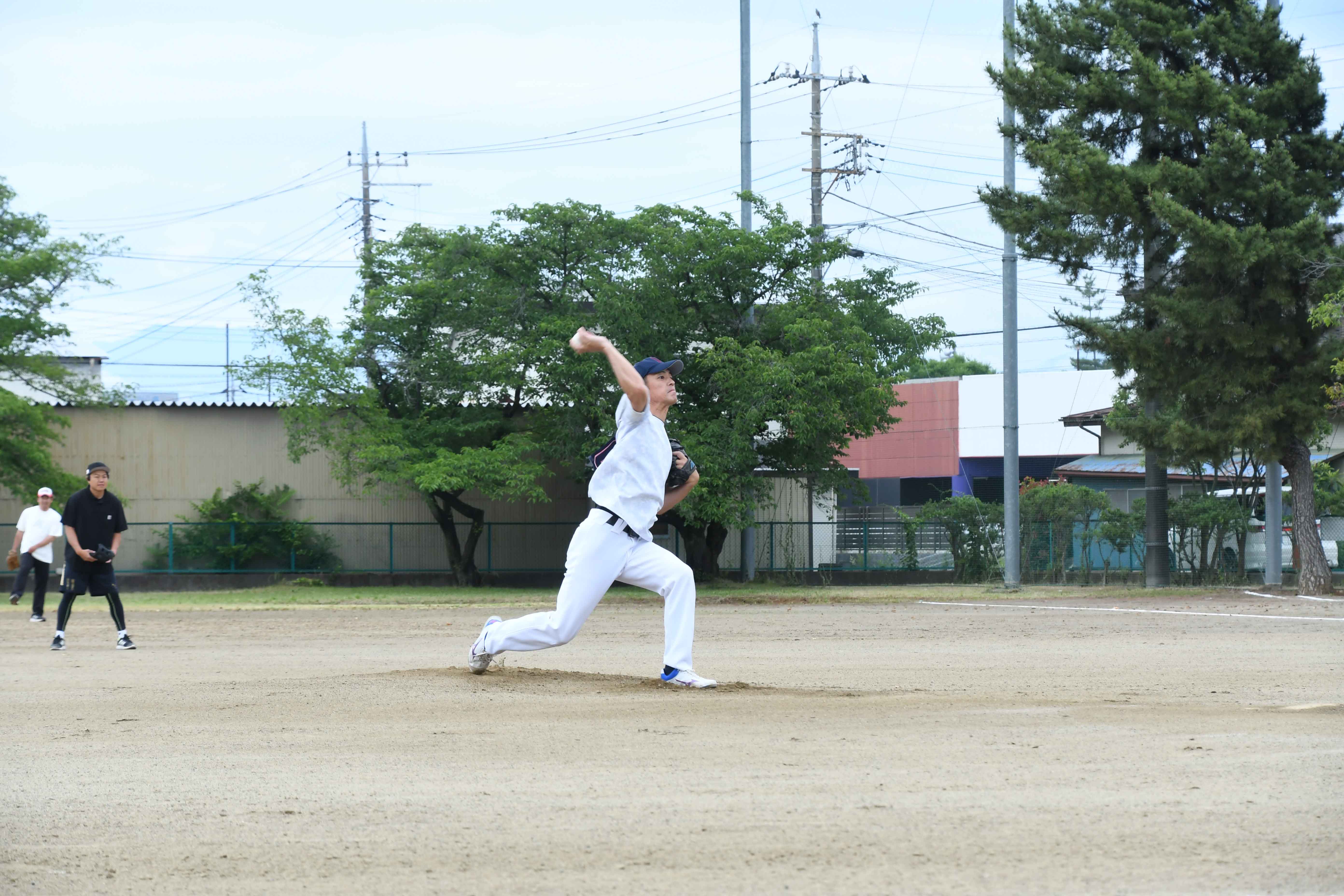 速球を投げ込む投手