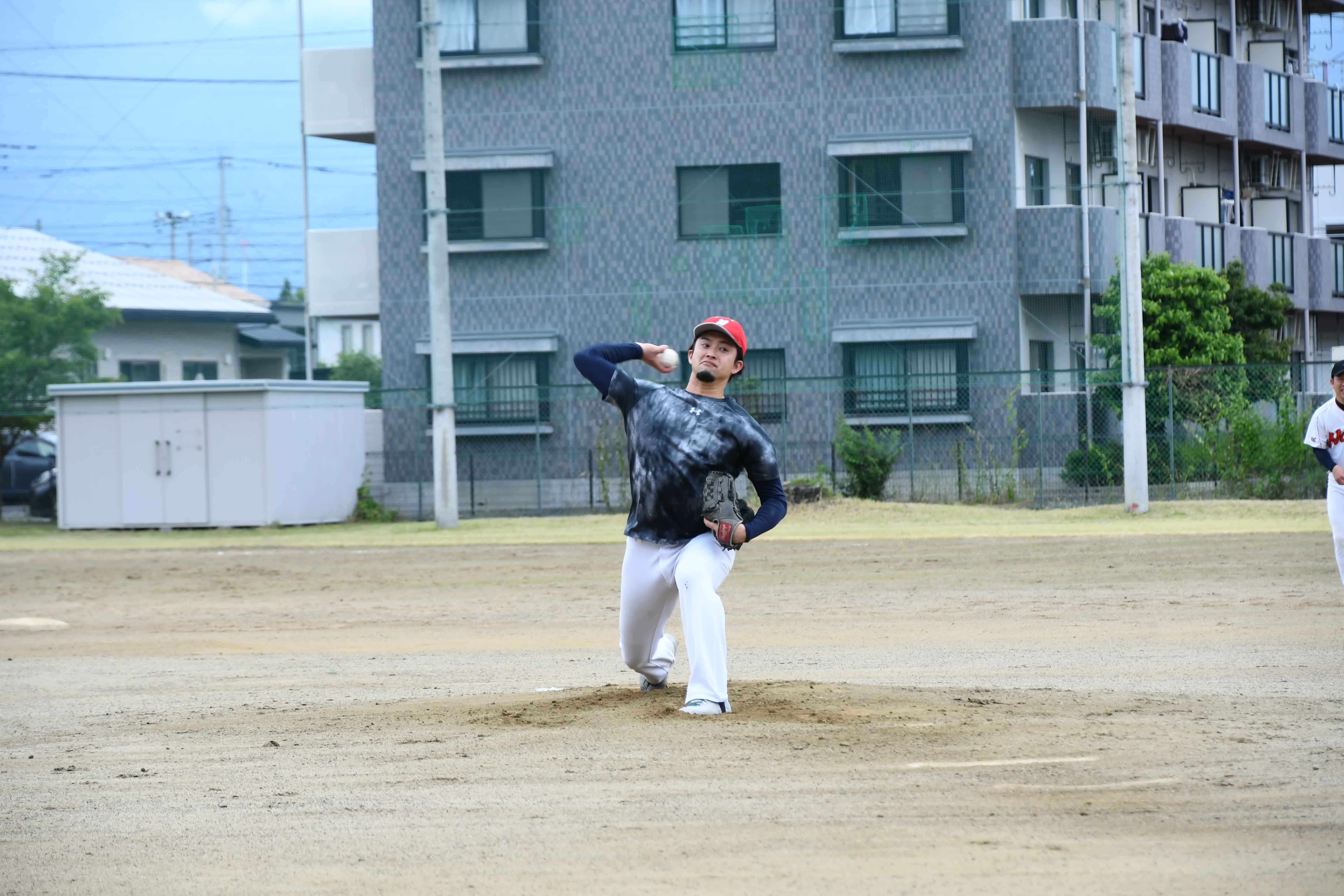 力投をするピッチャー1