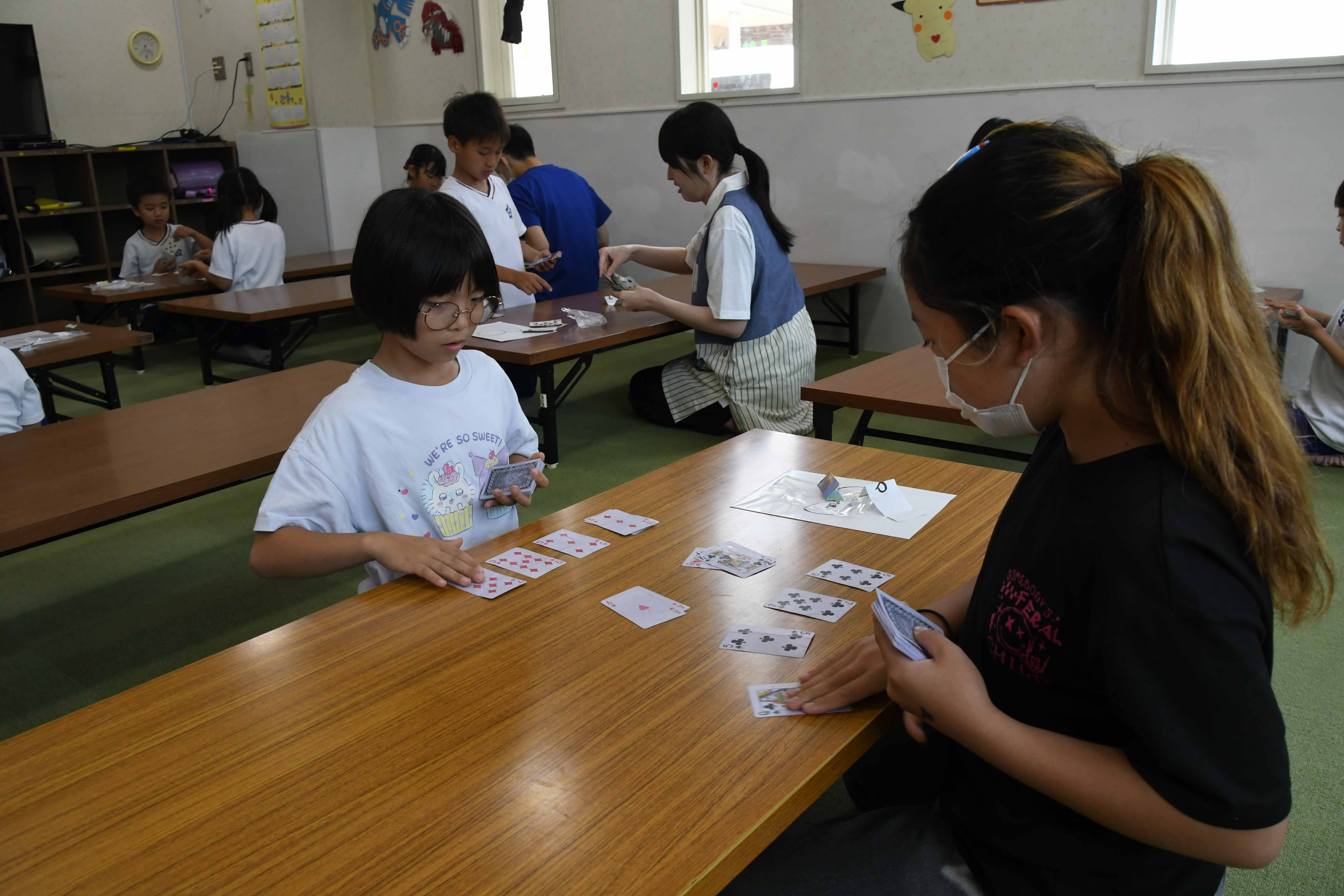 真剣な表情で対戦する児童