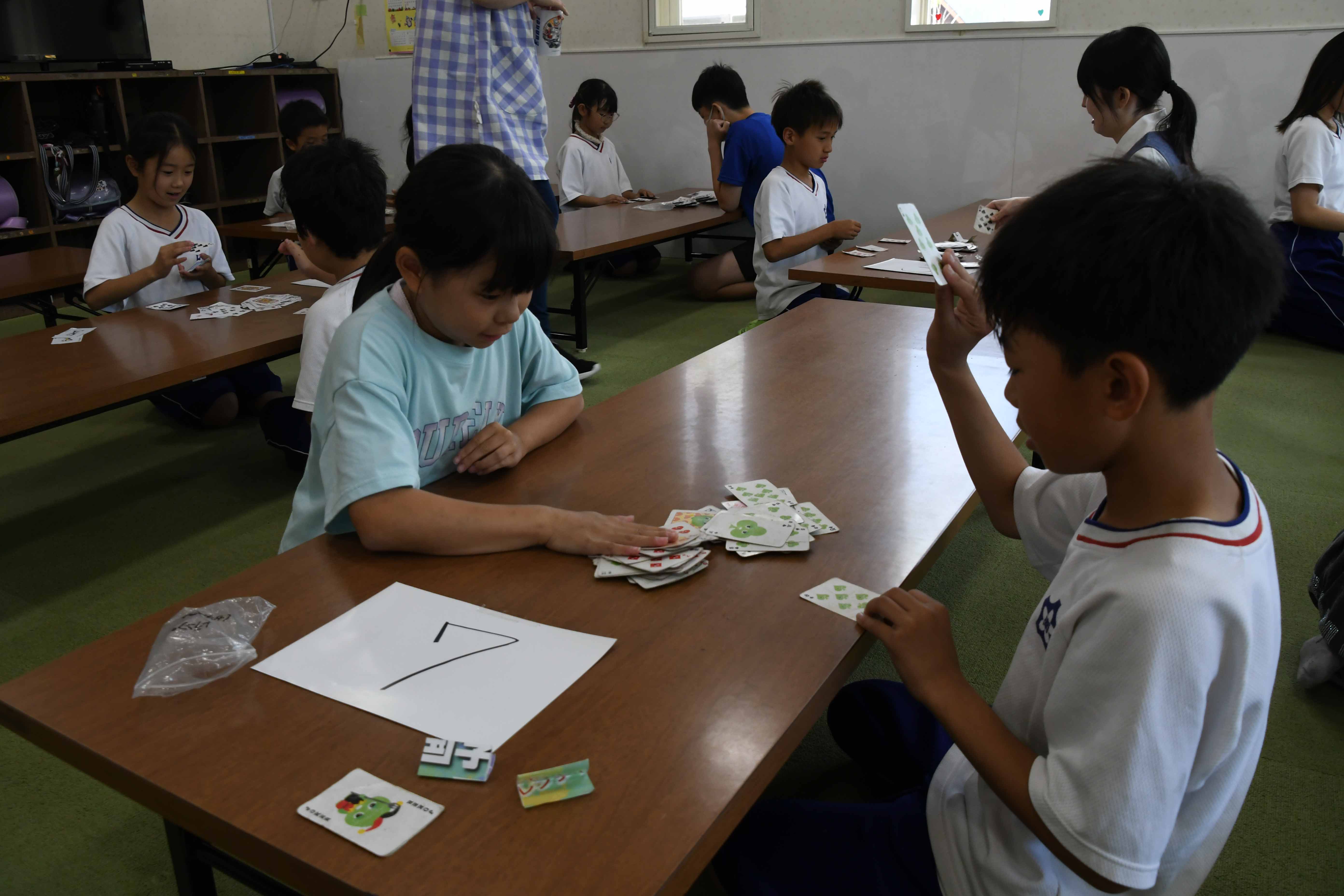 手慣れた手つきで対戦する児童