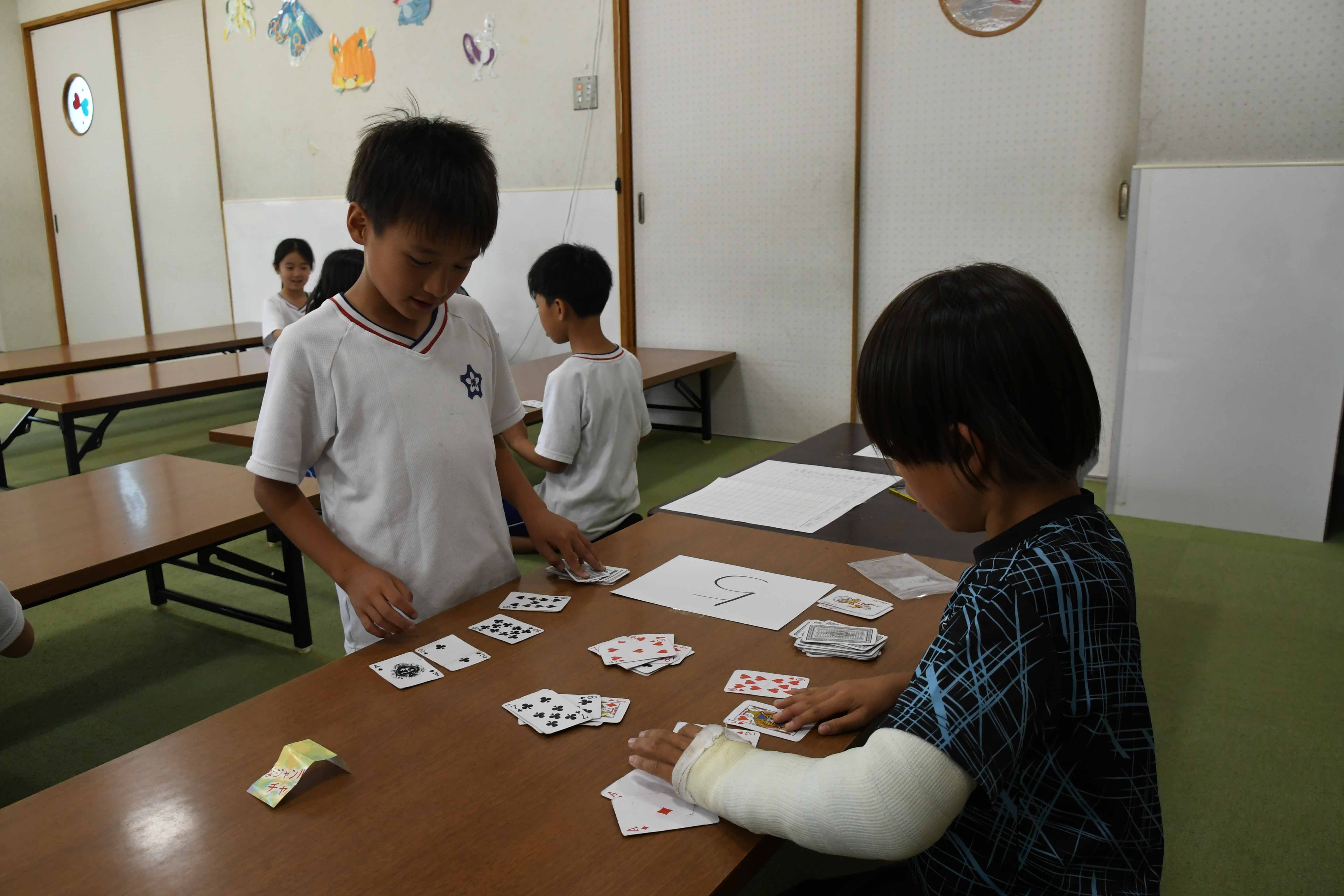 戦略を考える児童