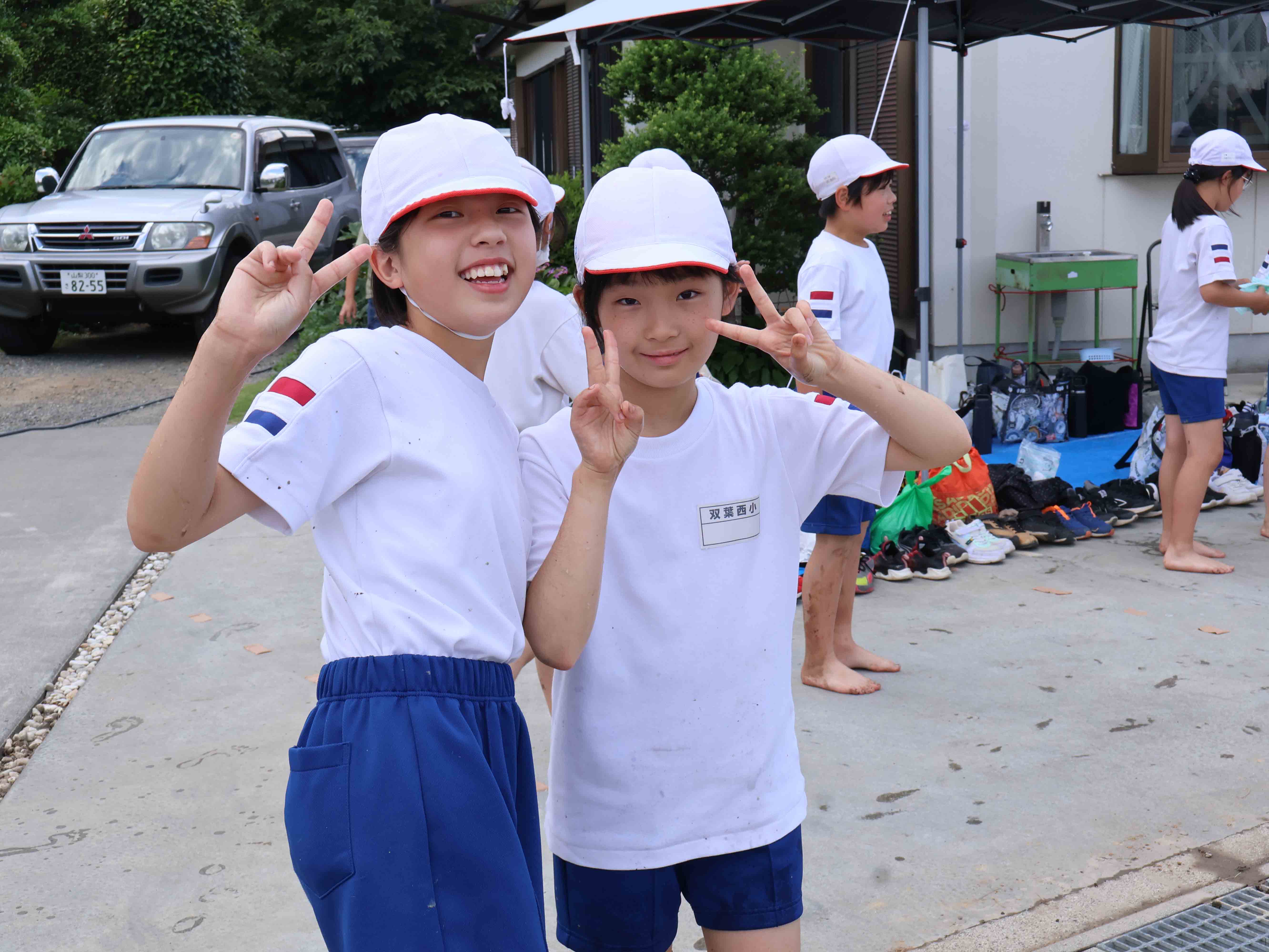 ピースサインの女子児童たち