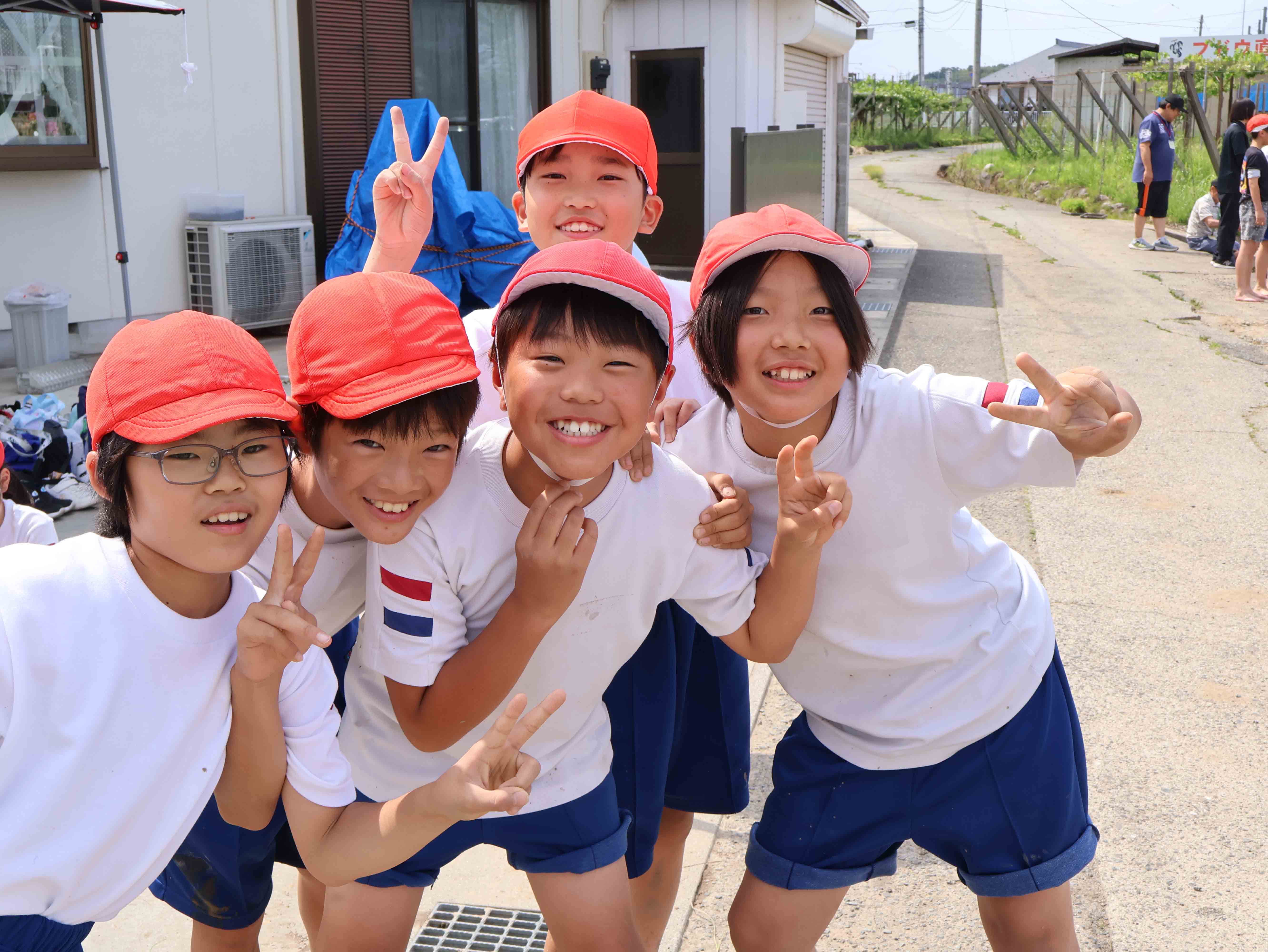 ピースサインの男子児童２
