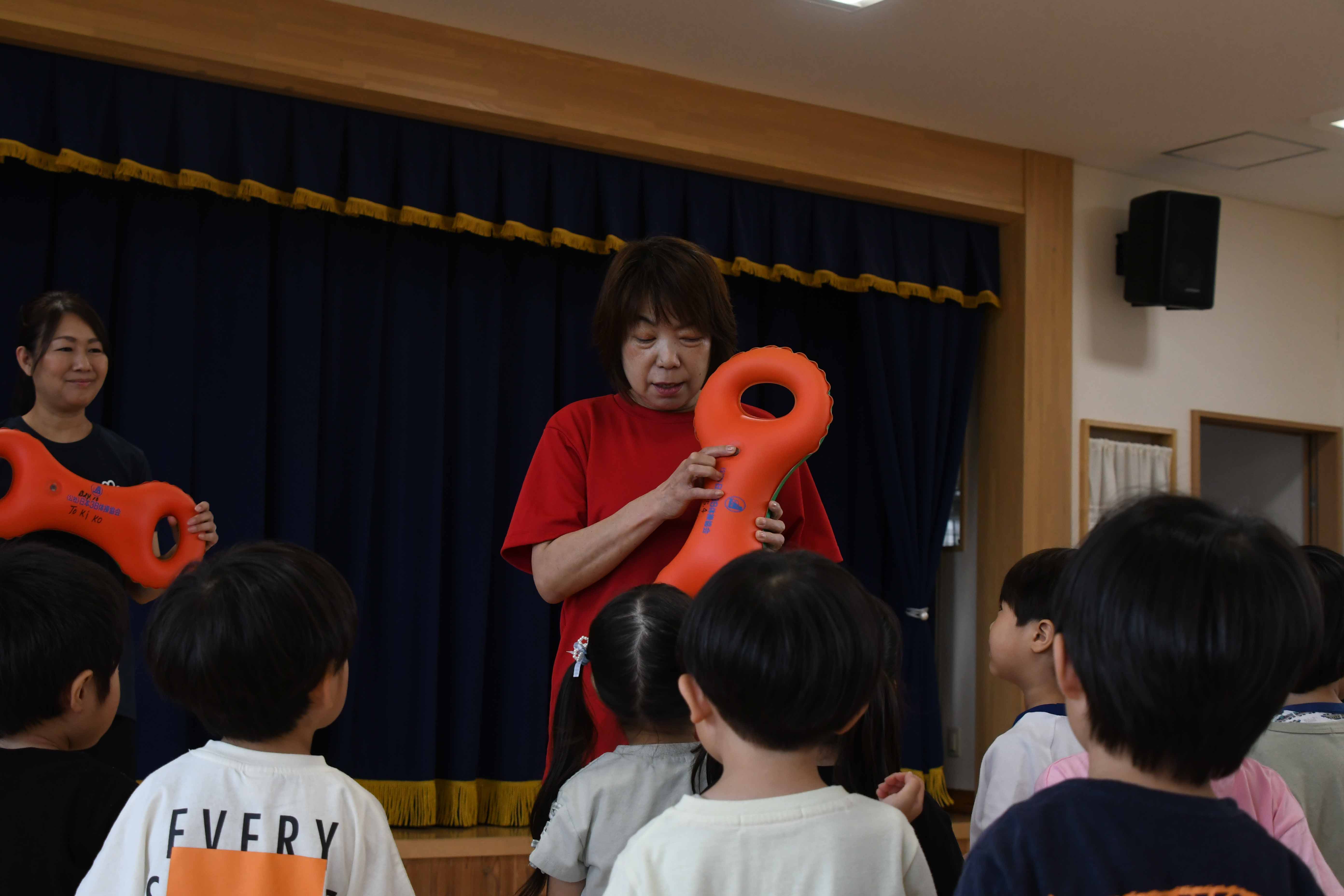 ベルの説明をする指導員さん